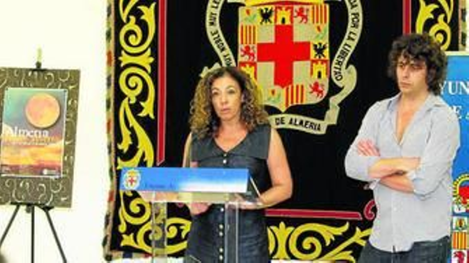 La concejala de Cultura, Lola de Haro acompañada por David del Pino.