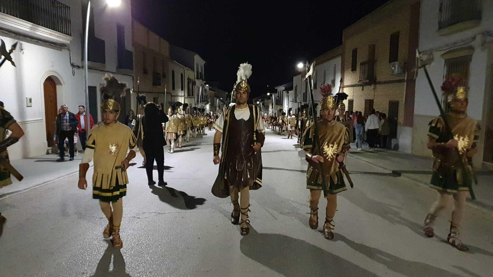 Lunes Santo en Castro del Río: La ofrenda floral de las escoltas romanas, en fotografías