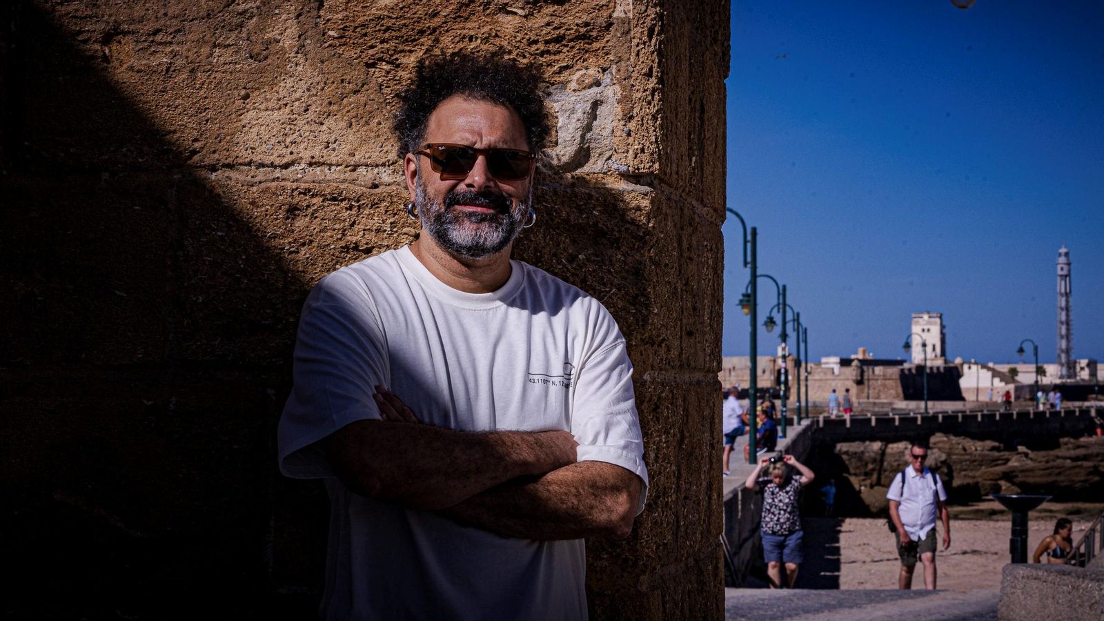 Joaquín Varela con el castillo de San Sebastián al fondo, donde comenzó con sus personajes con De ida y vuelta