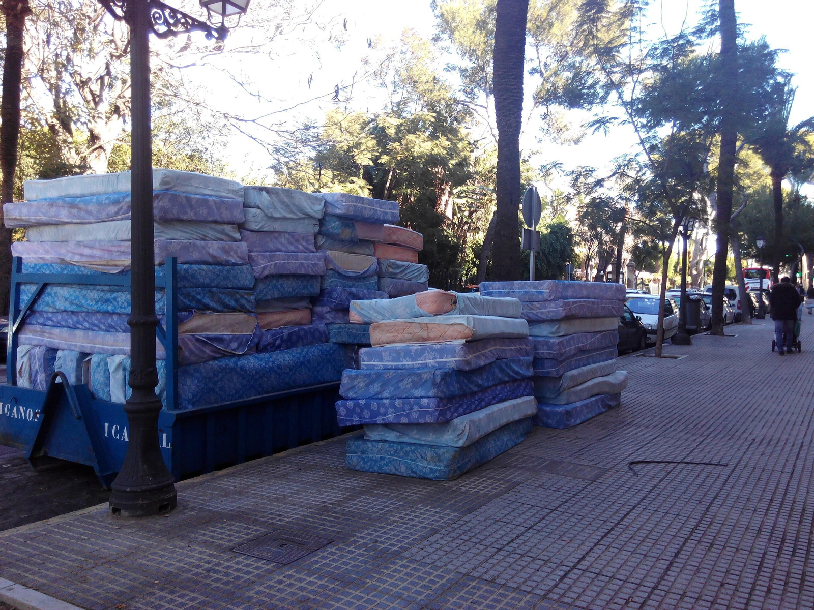 Los viejos colchones del Beato Diego, en la calle