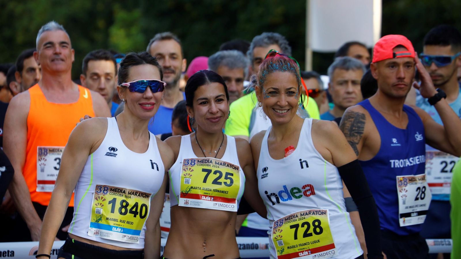 Varias atletas, antes de la salida de la Media Maratón de Córdoba en 2024.