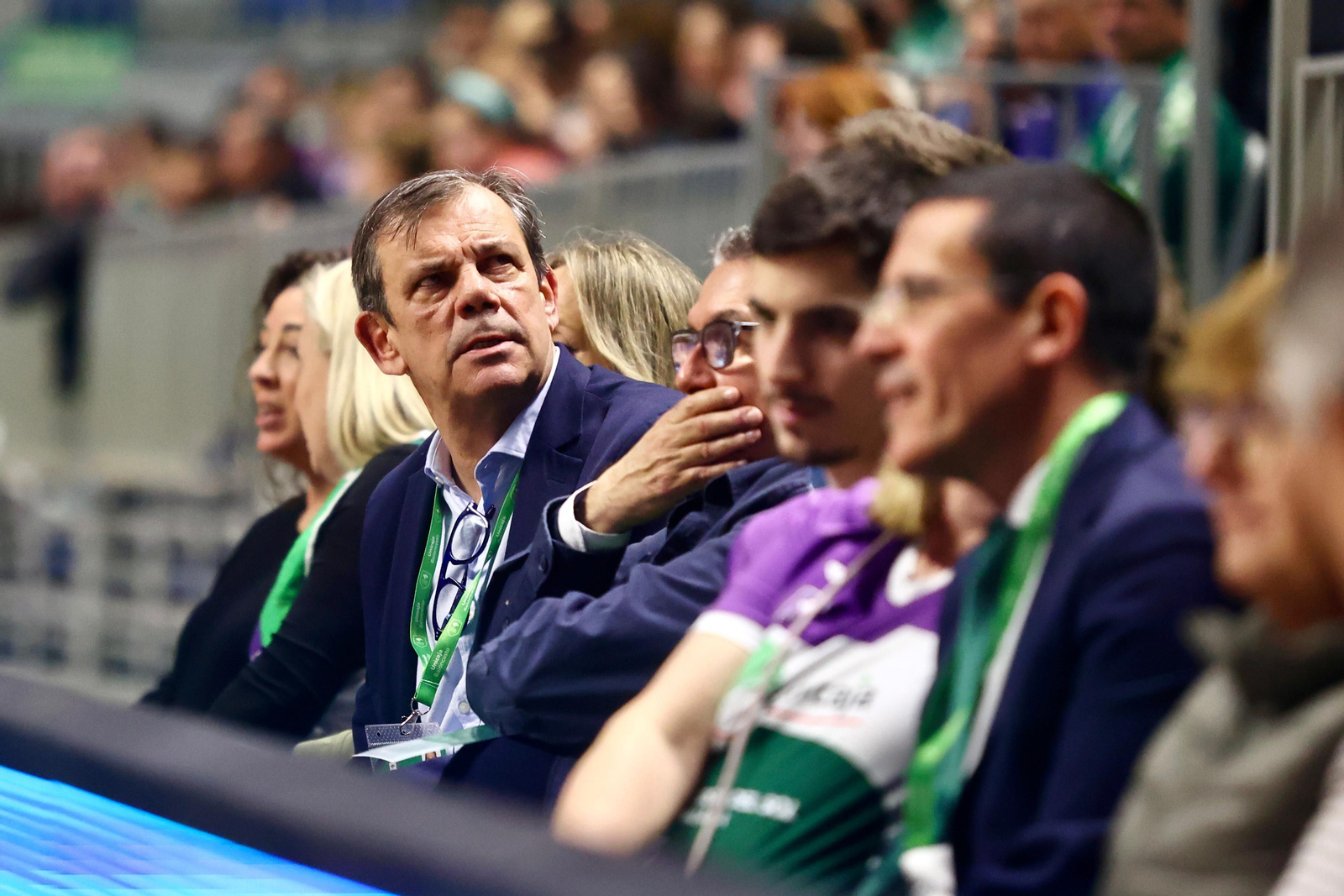 Los jugadores del primer equipo apoyaron al Unicaja Mijas