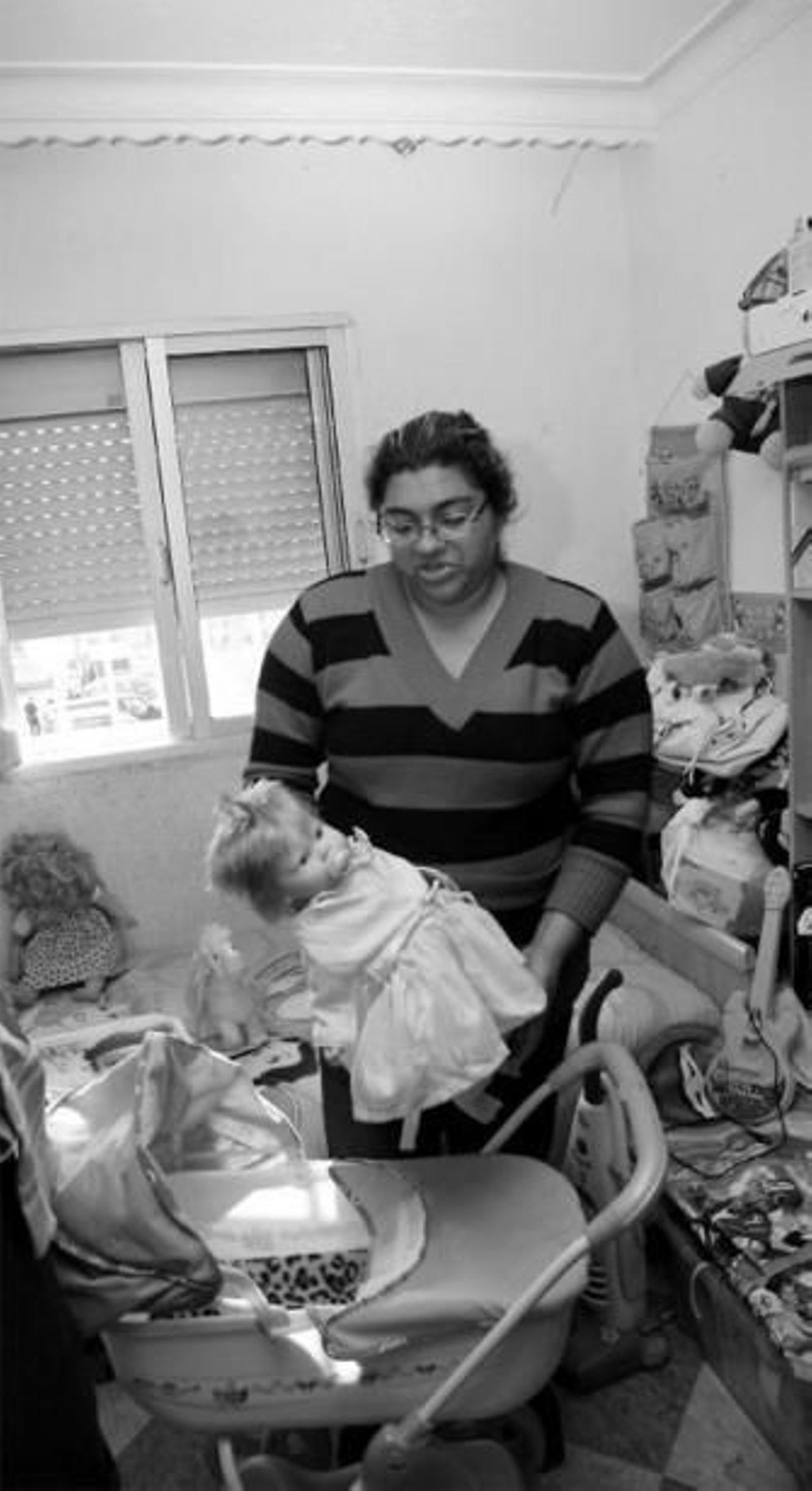 Irene Suárez muestra en la habitación de la niña dos de los regalos que Mari Luz recibió en Reyes.