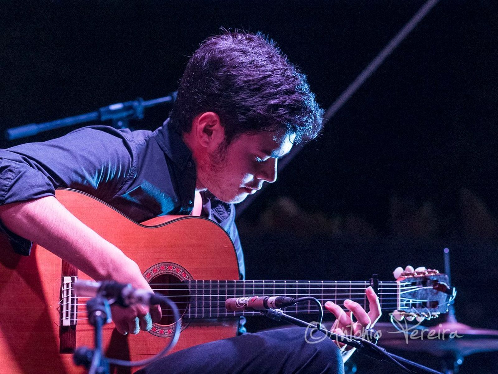 Benito Bernal tocando la guitarra sobre el escenario.
