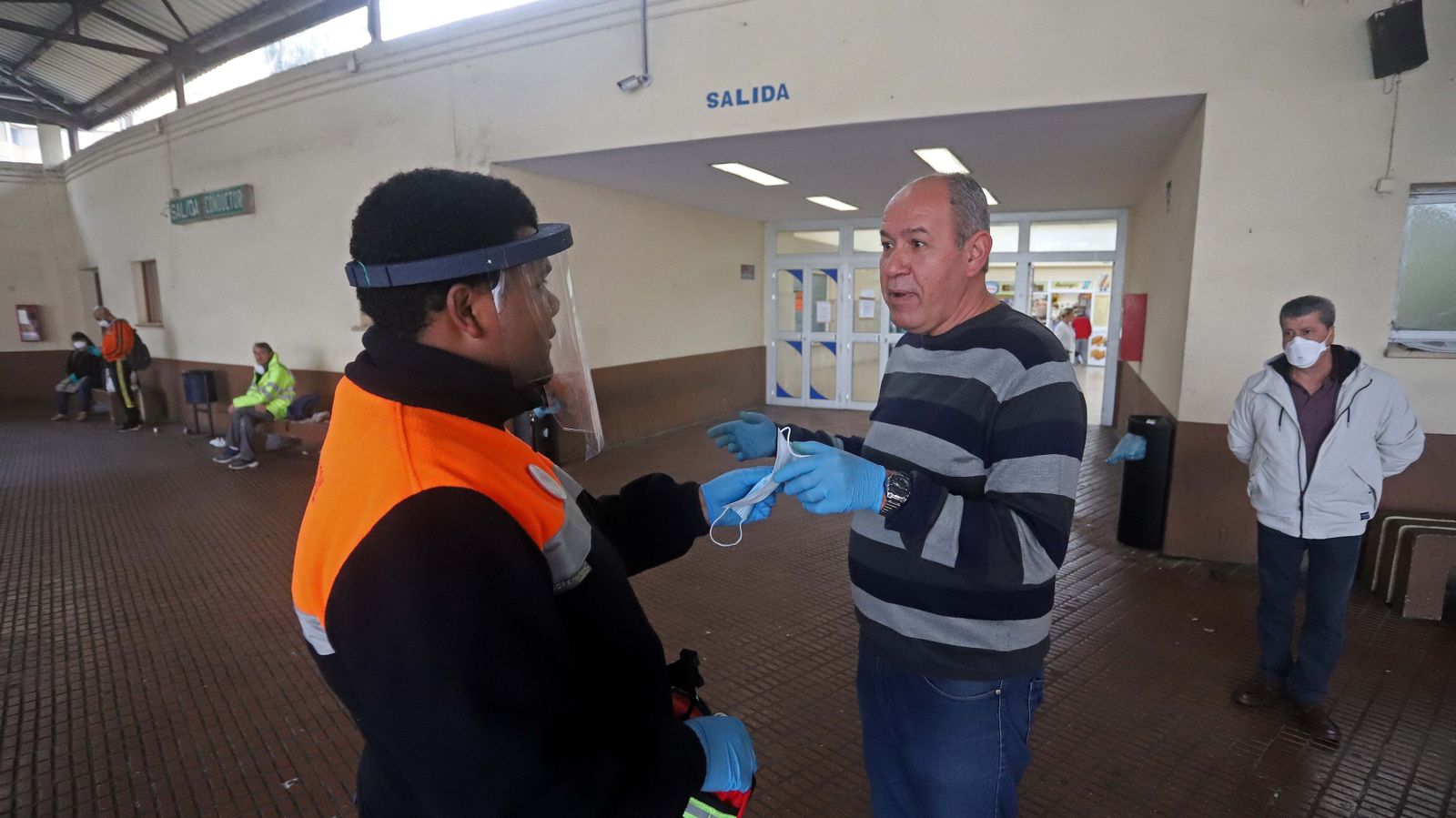 Reparto de mascarillas en las estaciones de autobús del Campo de Gibraltar