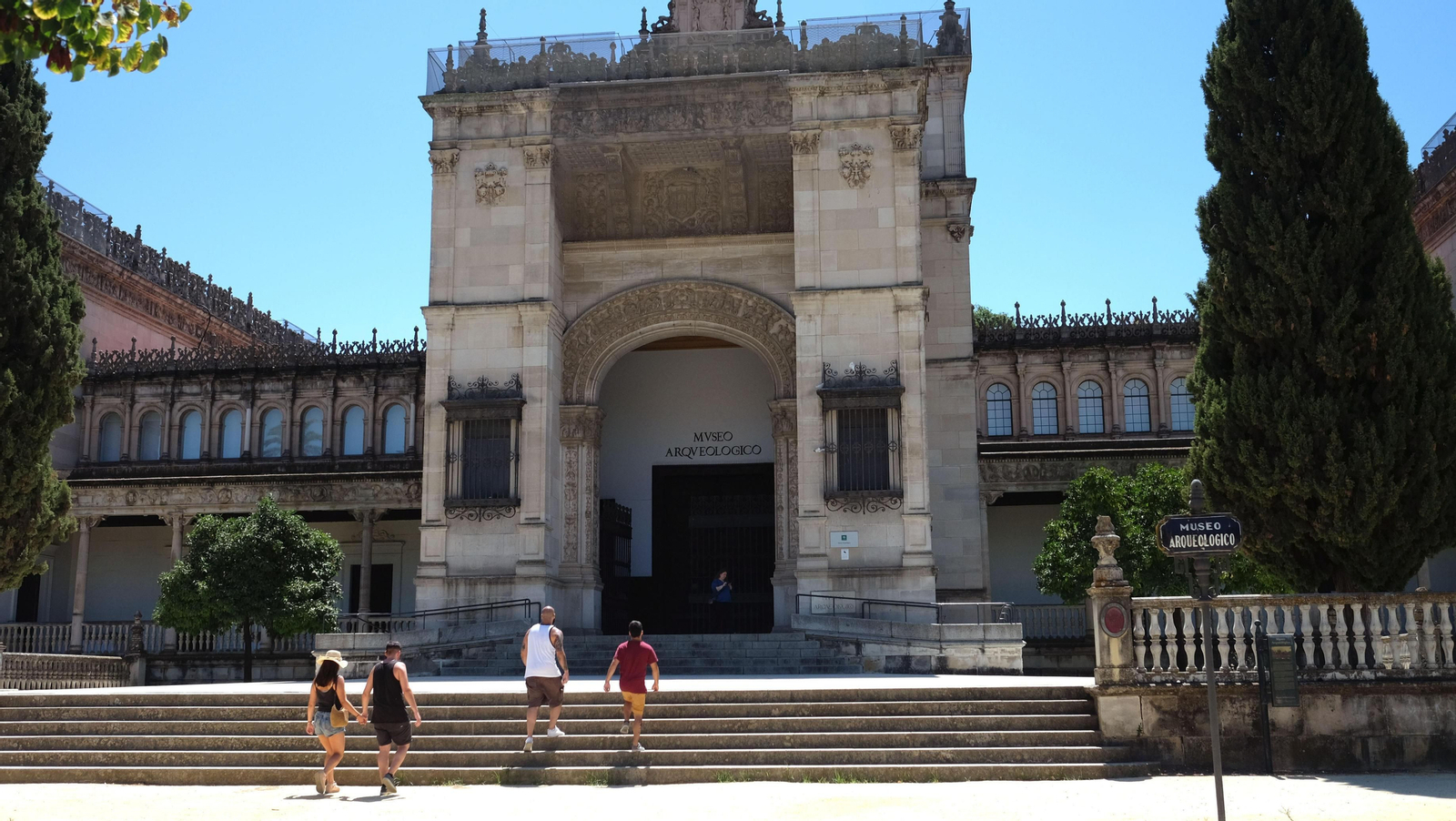 Turistas entrando al Museo Arqueológico, en la Plaza de América.
