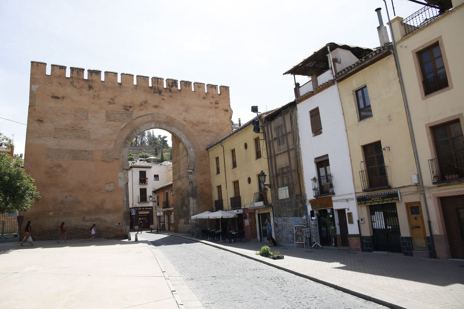 El conocido Arco de Elvira que da entrada a la popular calle granadina.