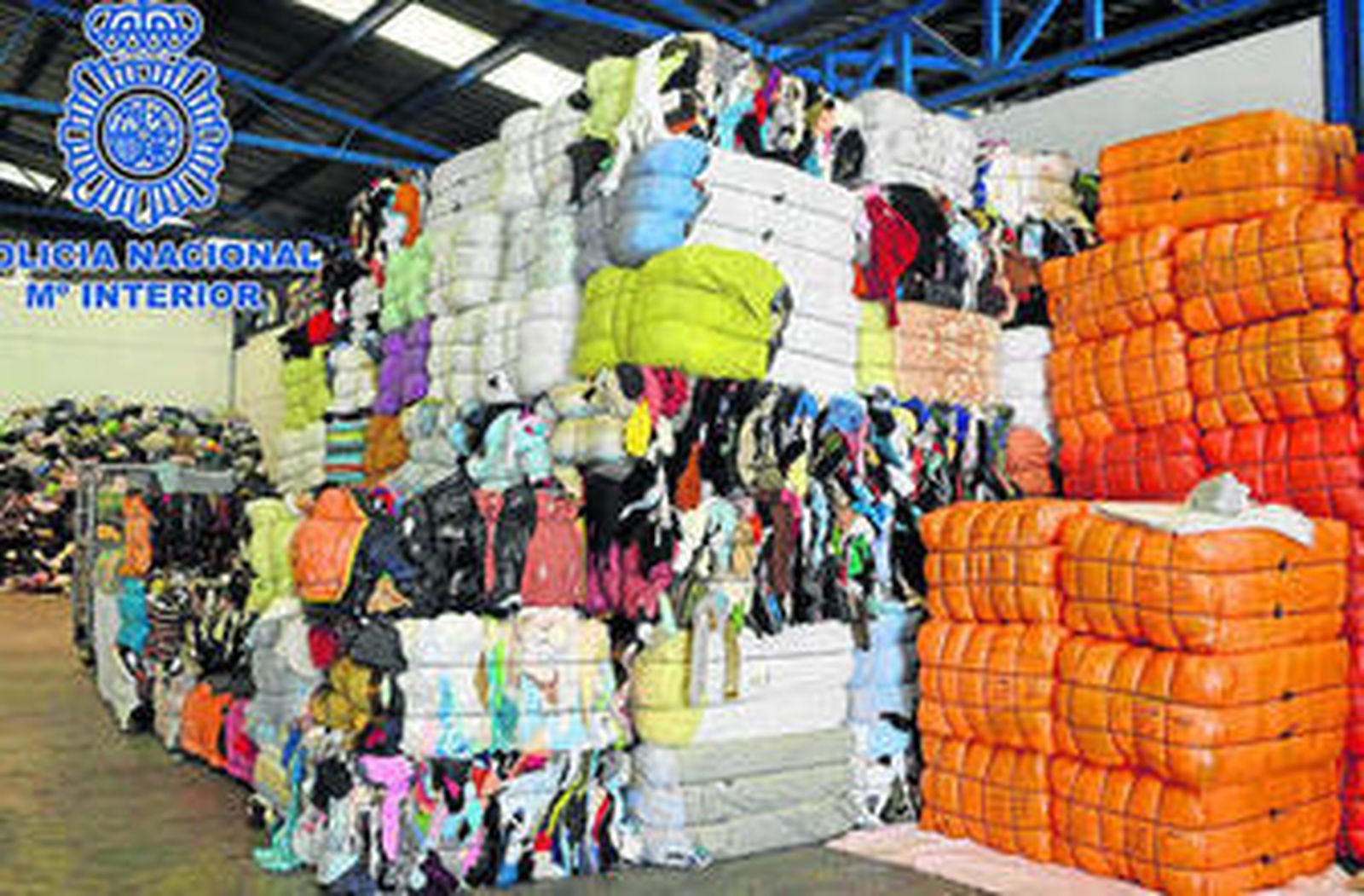 Imagen de la nave de Atarfe donde almacenaban la ropa robada en contenedores.