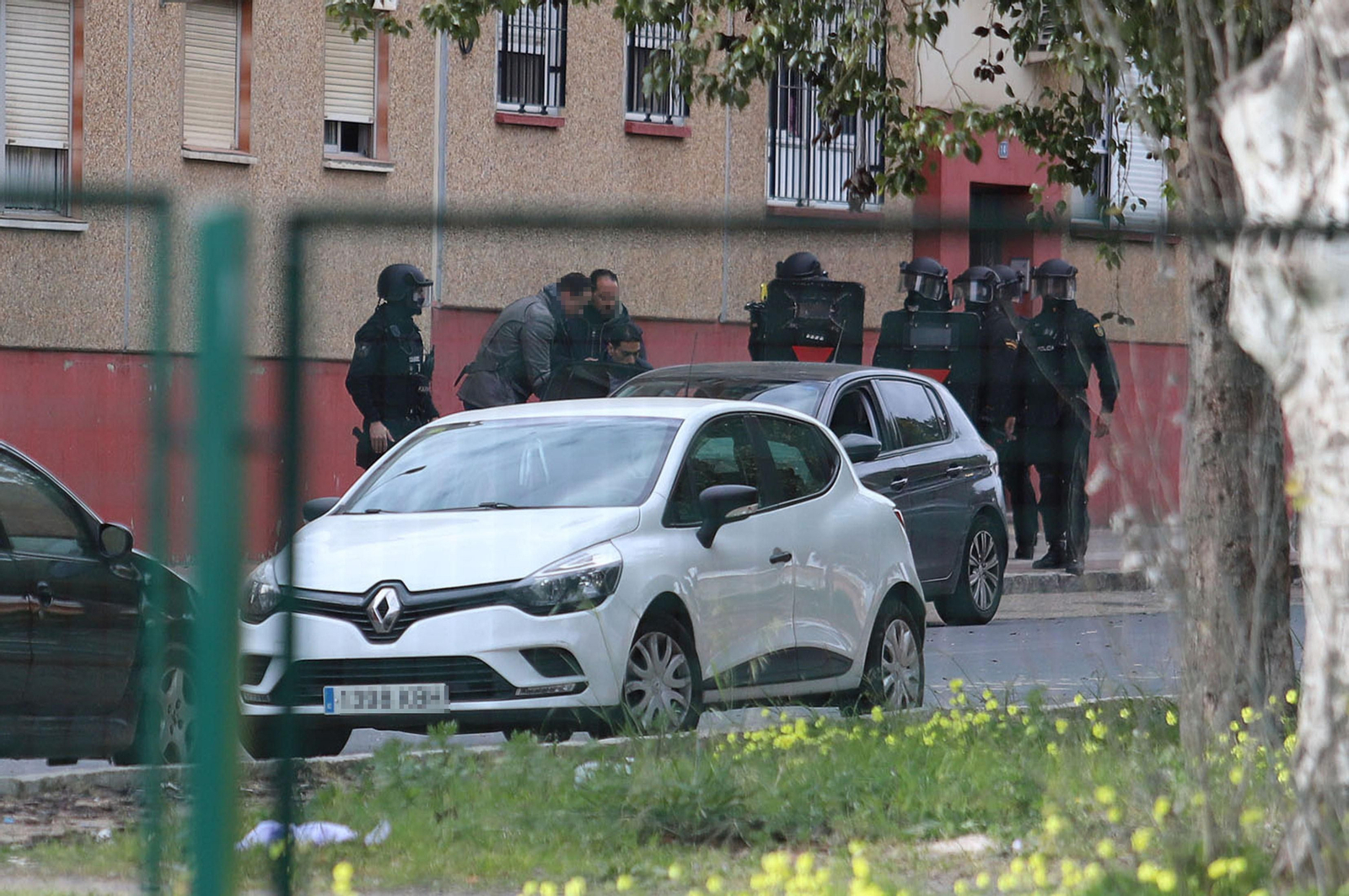 Imágenes del atrincherado que amenazaba con hacer estallar una bombona en el Torrejón, Huelva