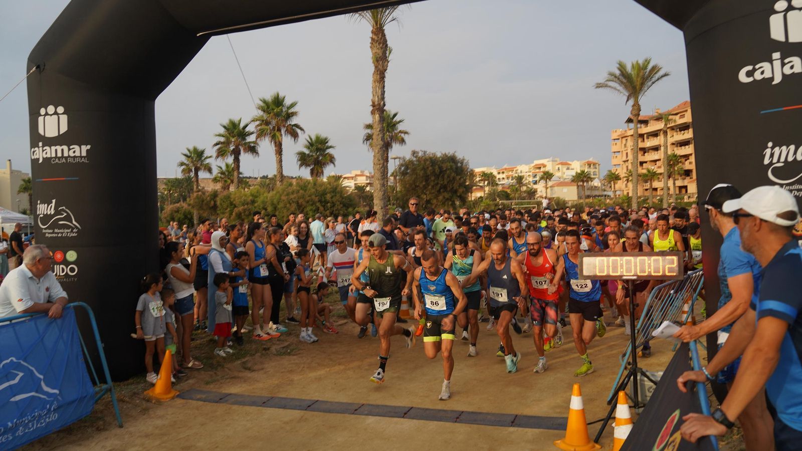 Los corredores toman la salida del Gran Premio Mugiverde en su novena edición celebrada este fin de semana.
