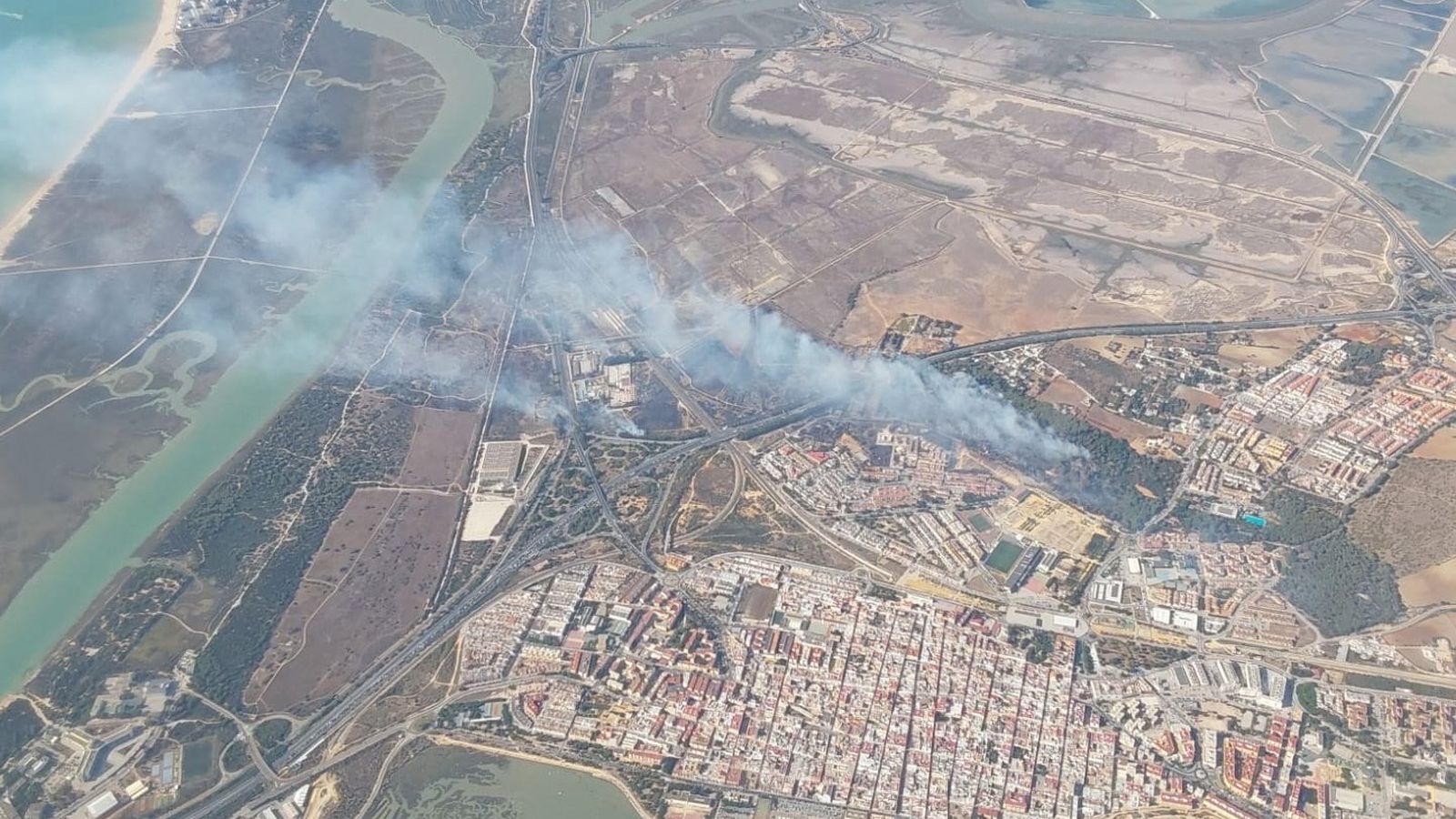 Vista aéra del fuego en Puerto Real.