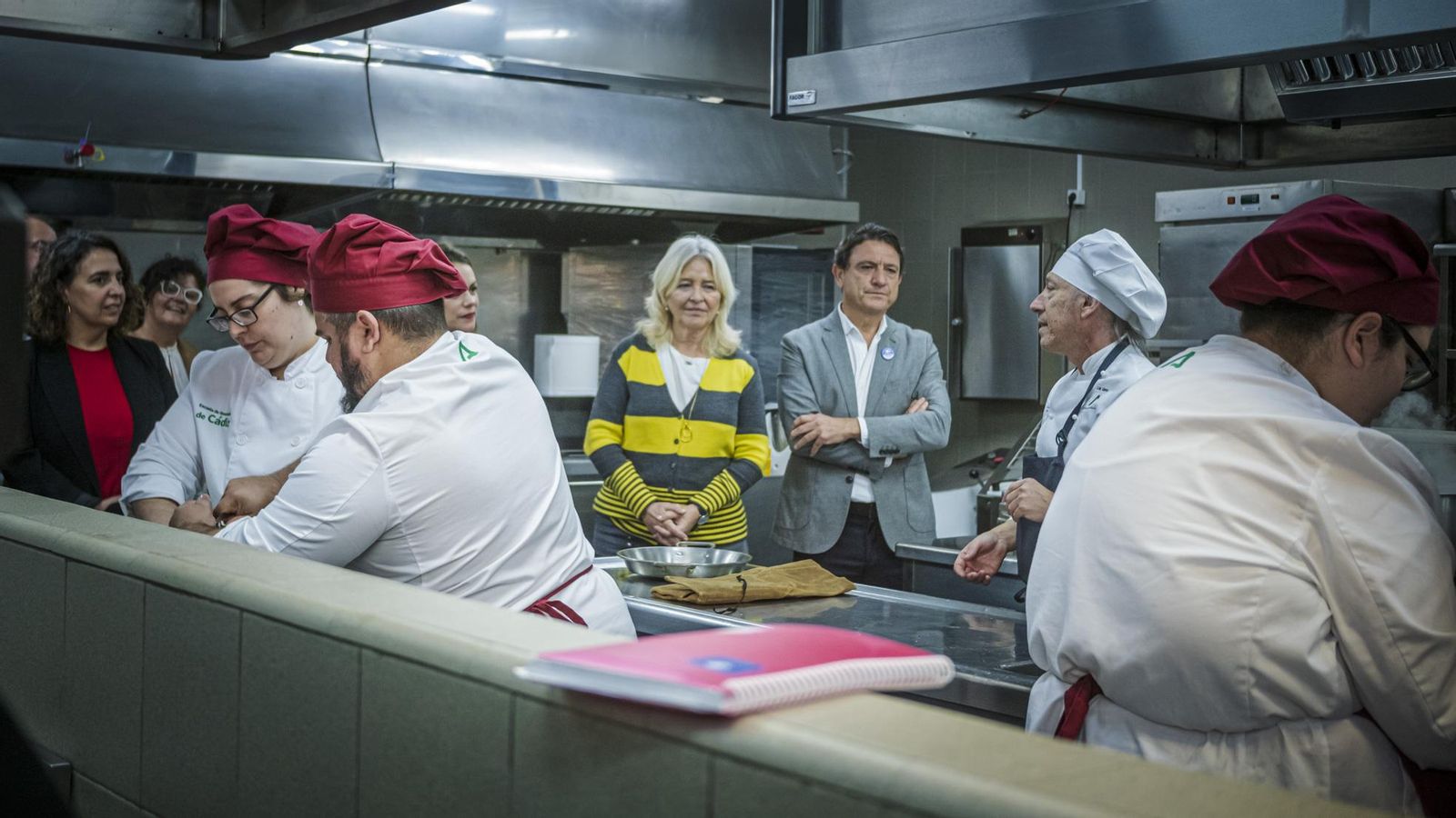 La delegada el Gobierno andaluz y el delegado de Empleo, en la cocina de la Escuela de Hostelería de Cádiz.