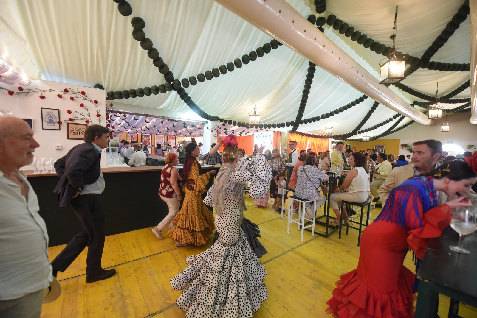 Las mejores imágenes de un lunes de Feria en Córdoba cargado de comidas de empresa y recepciones