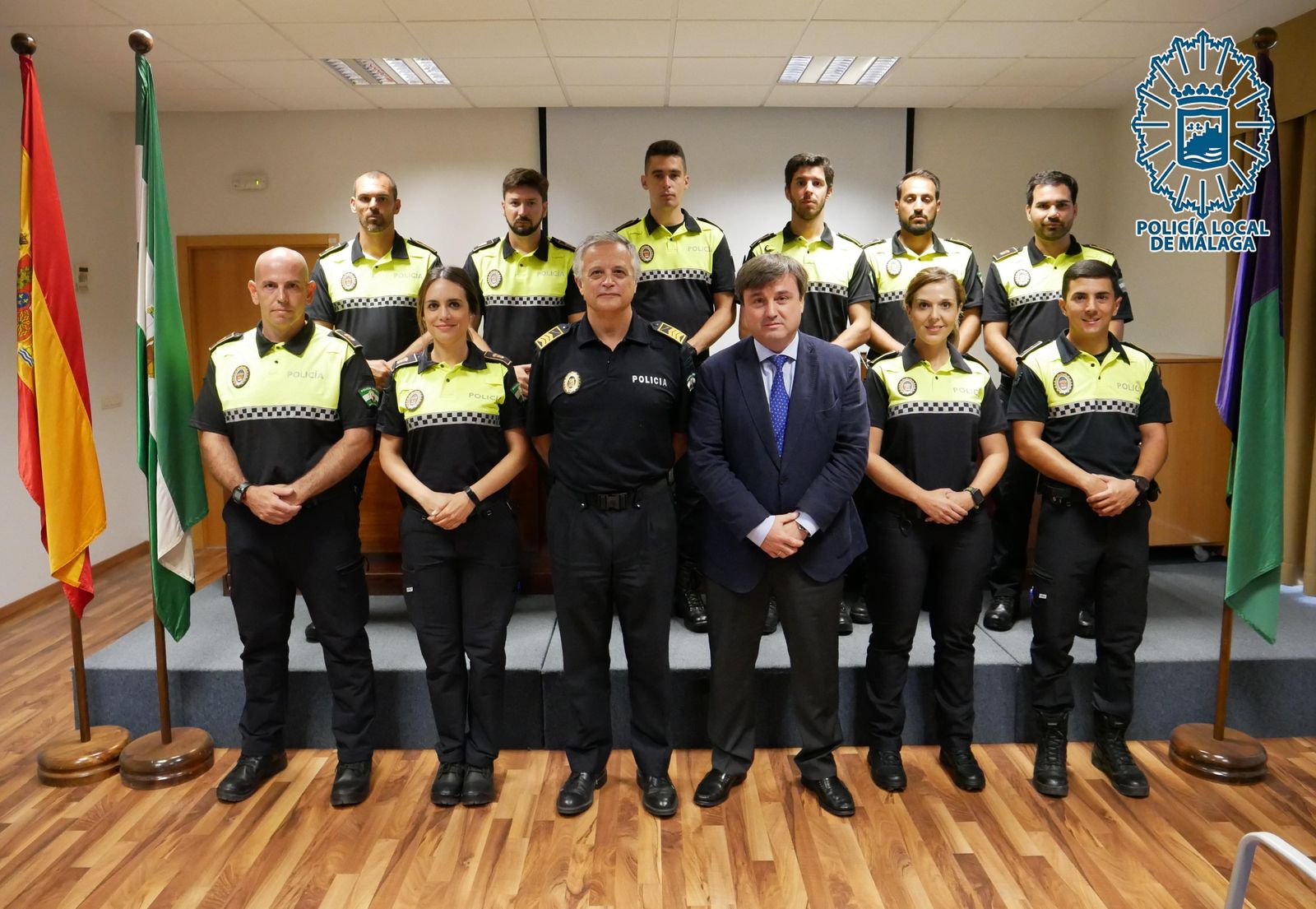 Barrionuevo y Cerezo junto a los nuevos miembros de la XIV promoción de la Policía Local de Málaga.