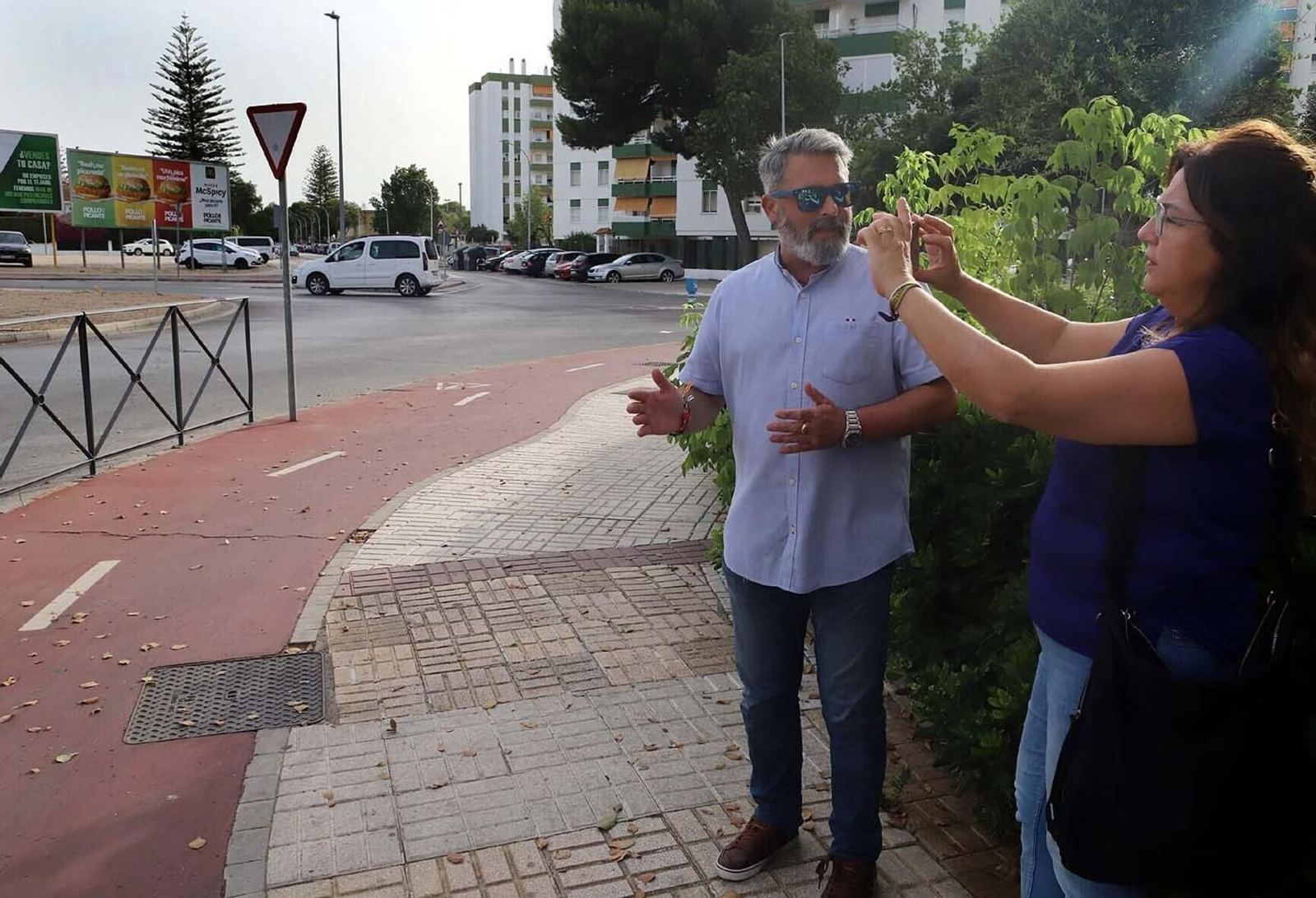 El delegado Rubén Pérez, junto a la avenida Ingeniero Ángel Mayo.