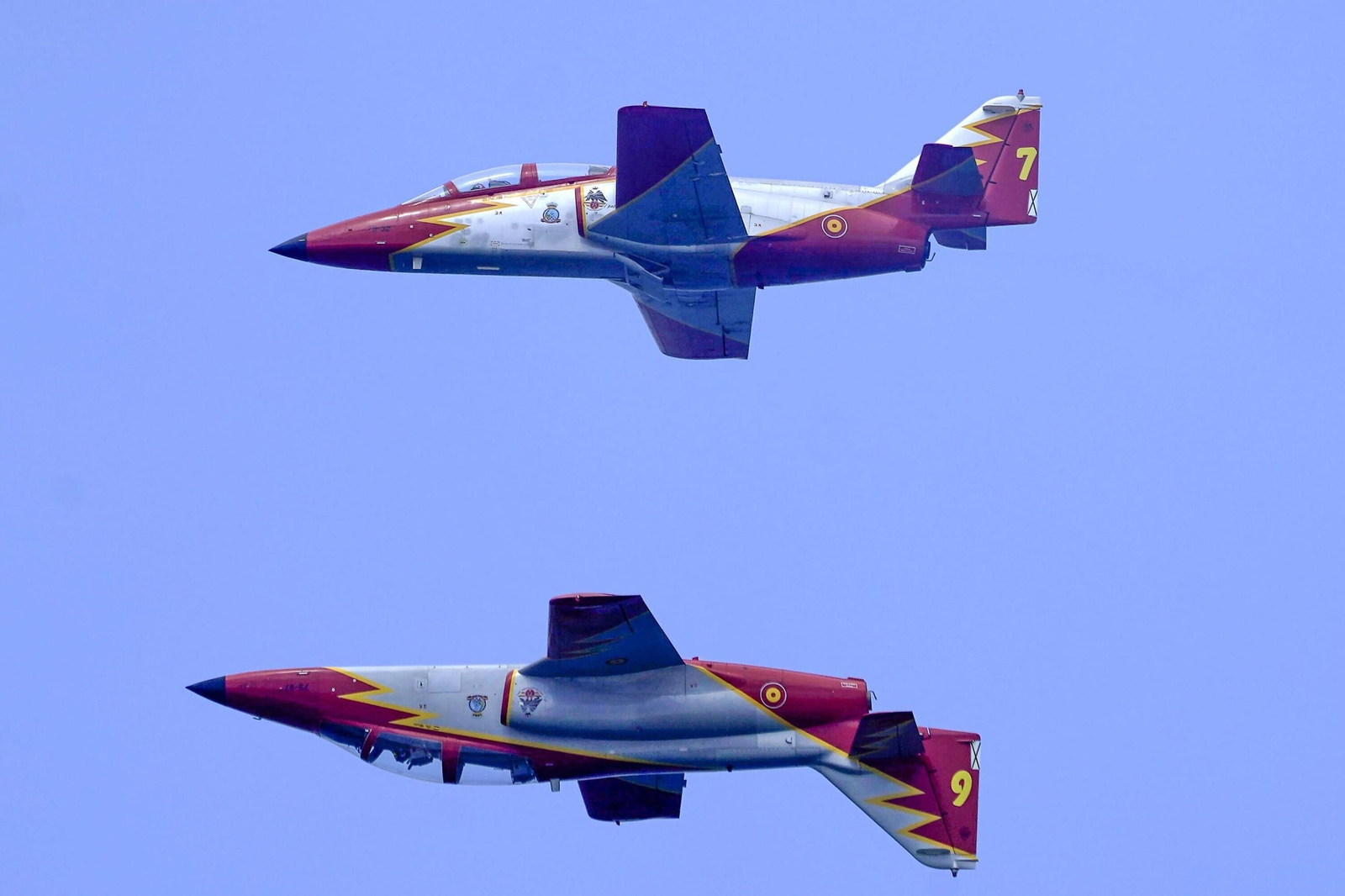 Espectaculares fotos de las acrobacias de la Patrulla Águila: cuatro décadas surcando los cielos
