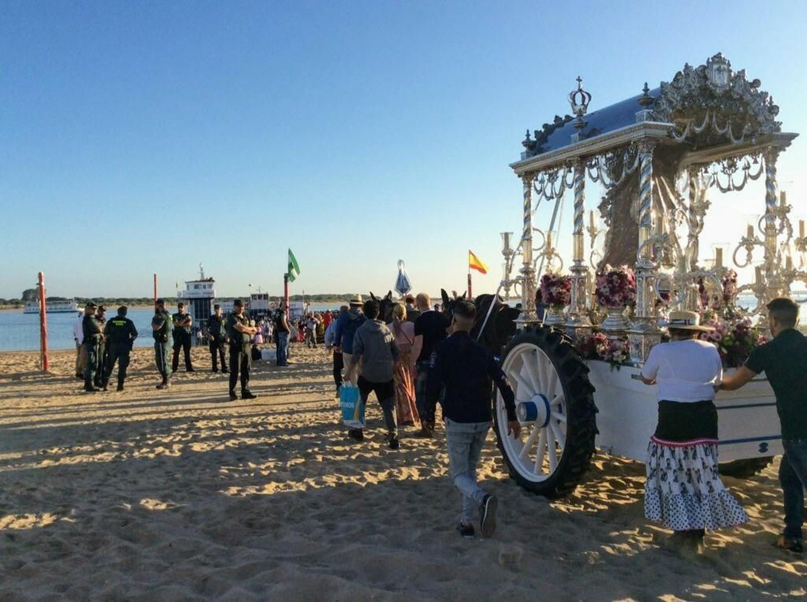 El embarque rociero en Bajo de Guía ha comenzado con la hermandad de La Línea.