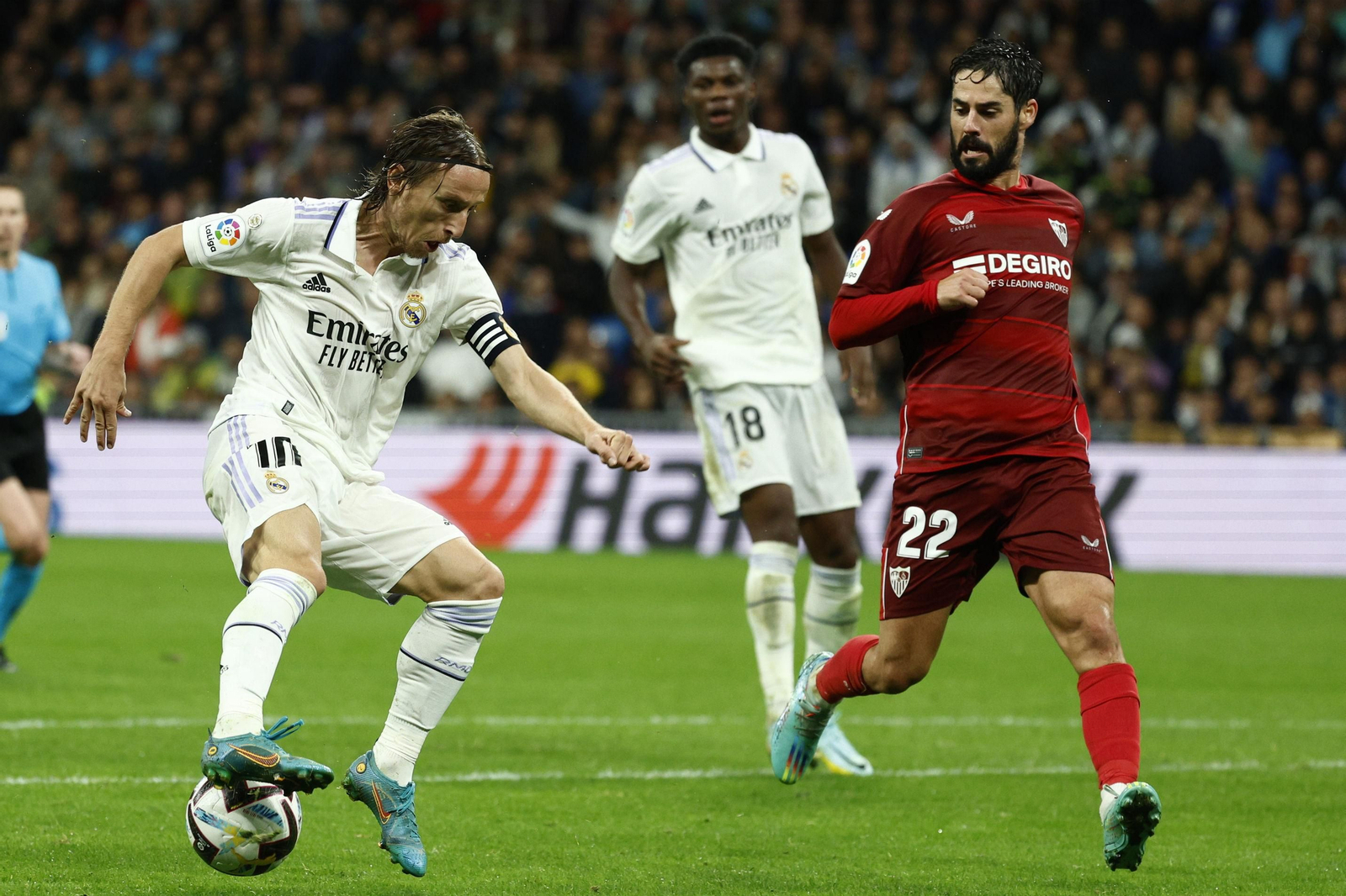Modric intenta recortar ante Isco.
