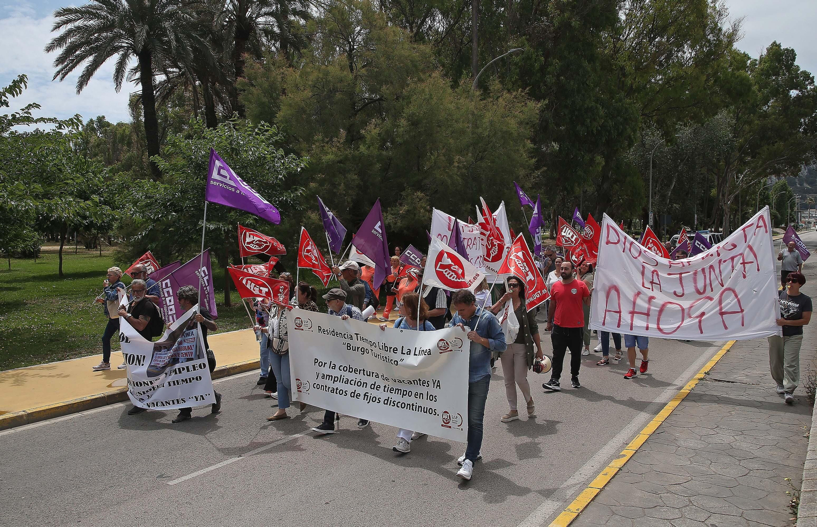La manifestación de la plantilla de la residencia de Tiempo Libre de La Línea, en imágenes
