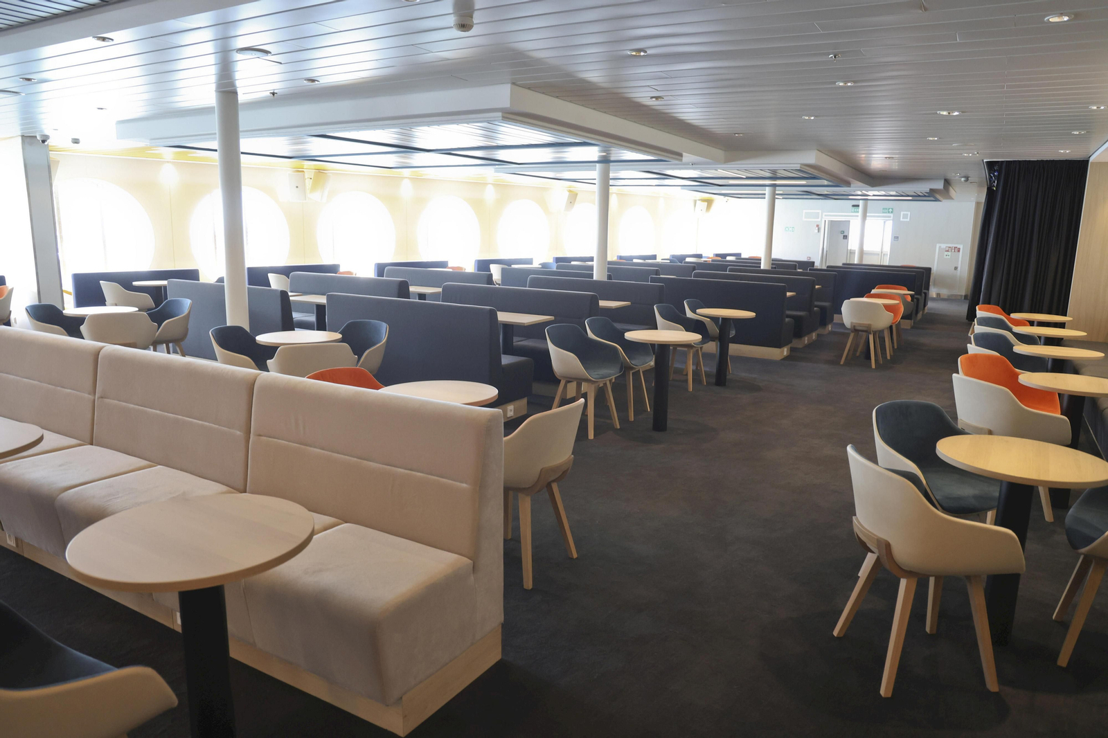 Así es el nuevo ferry ‘Rusadir’ que ha presentado Baleària en el puerto de Málaga.