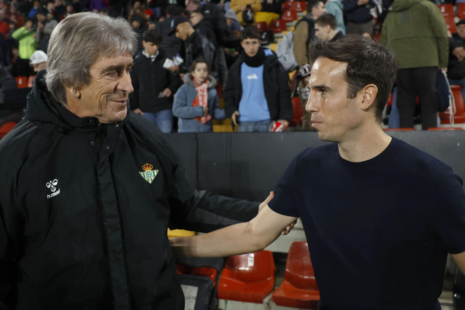 Pellegrini e Íñigo Pérez se saludan antes del partido.