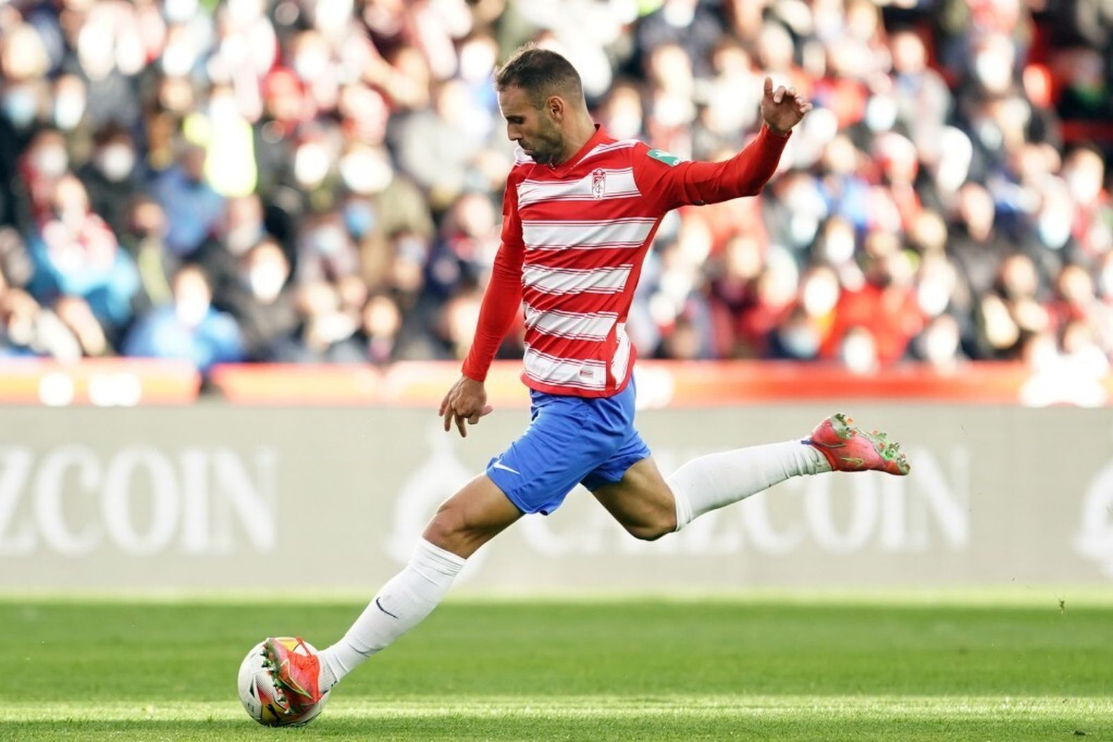 Víctor Díaz golpea el balón en el partido ante el Real Madrid