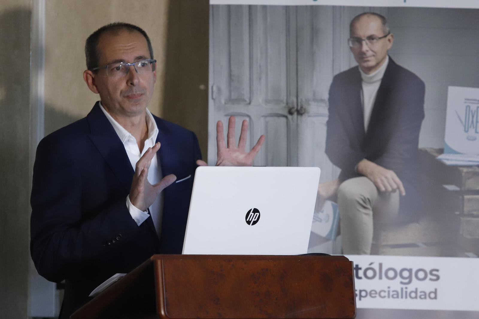 El Dr. Ignacio García Espona durante la presentación de su nuevo libro.