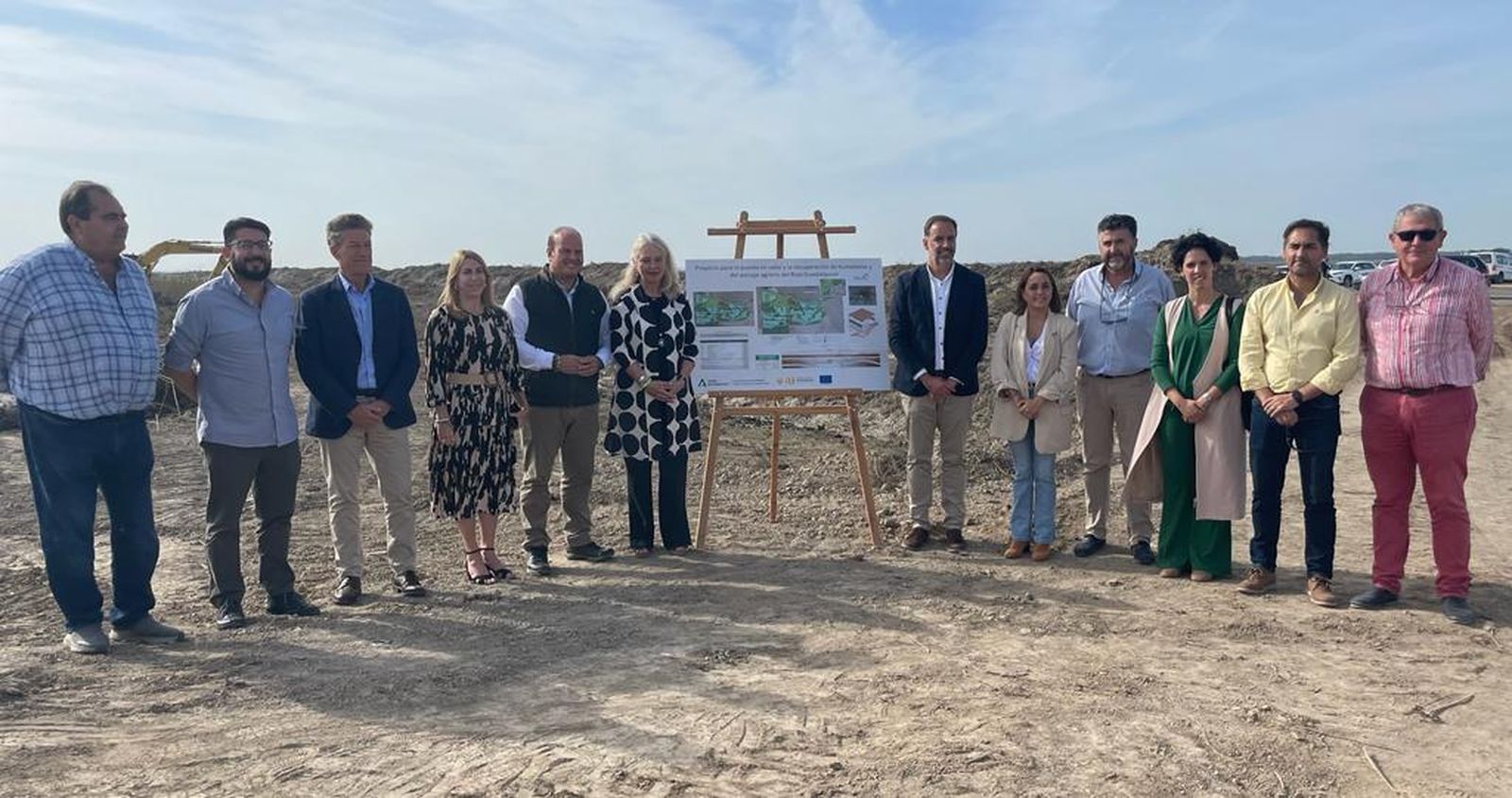 Autoridades de la Junta y el Ayuntamiento de Trebujena en la zona donde han comenzado las obras para recuperar los humedales del Bajo Guadalquivir.
