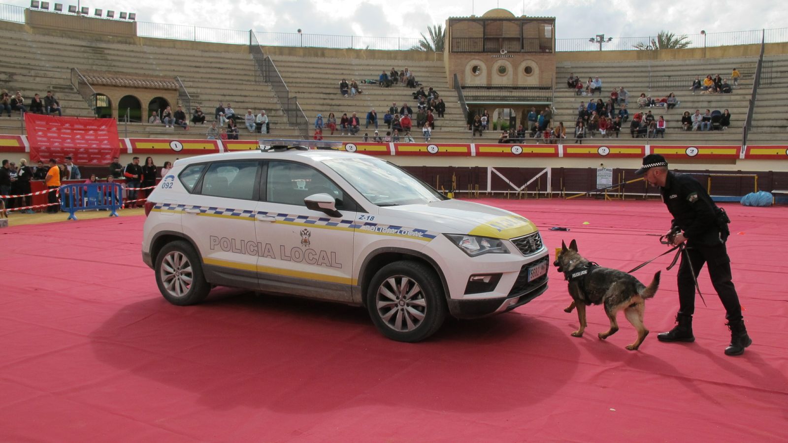 Exhibición de la Unidad Canina K9 de la Policía Local de Vera.