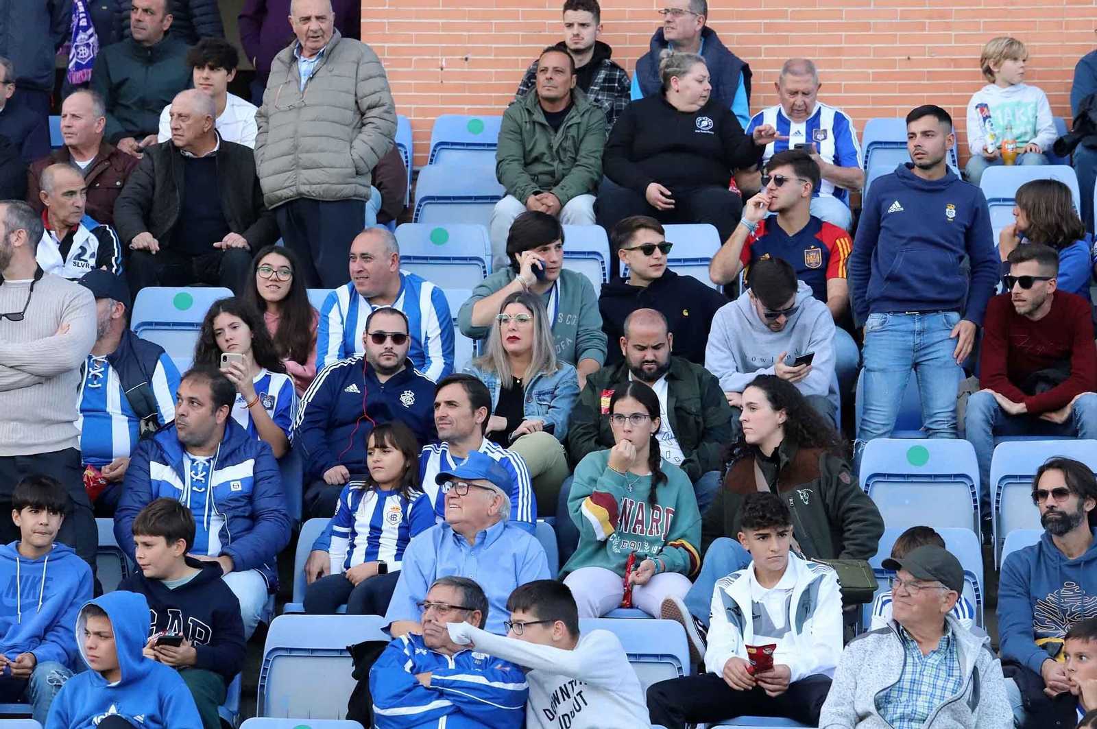 Imágenes del ambiente en las gradas del Nuevo Colombino