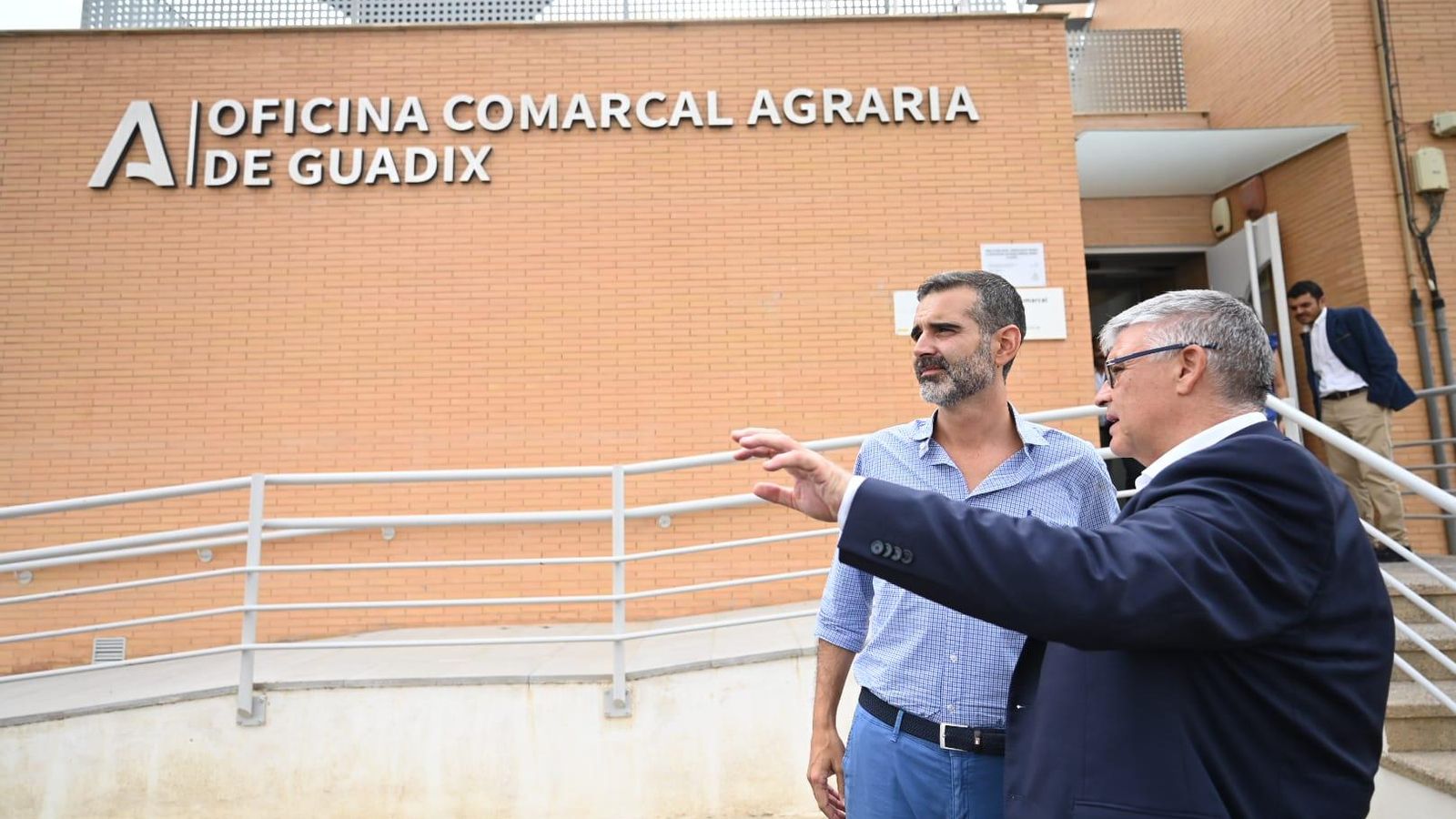 El consejero Ramón Fernández-Pacheco y el alcalde de Guadix, Jesús Lorente, inauguran la OCA