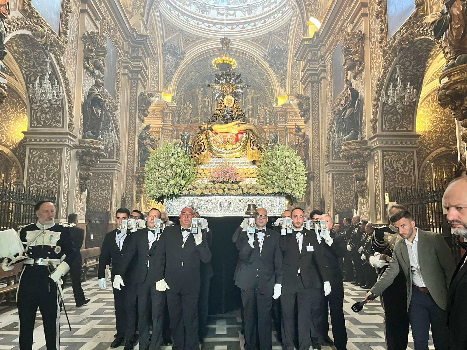 Fotos: así ha sido la procesión de la Virgen de las Angustias de Granada