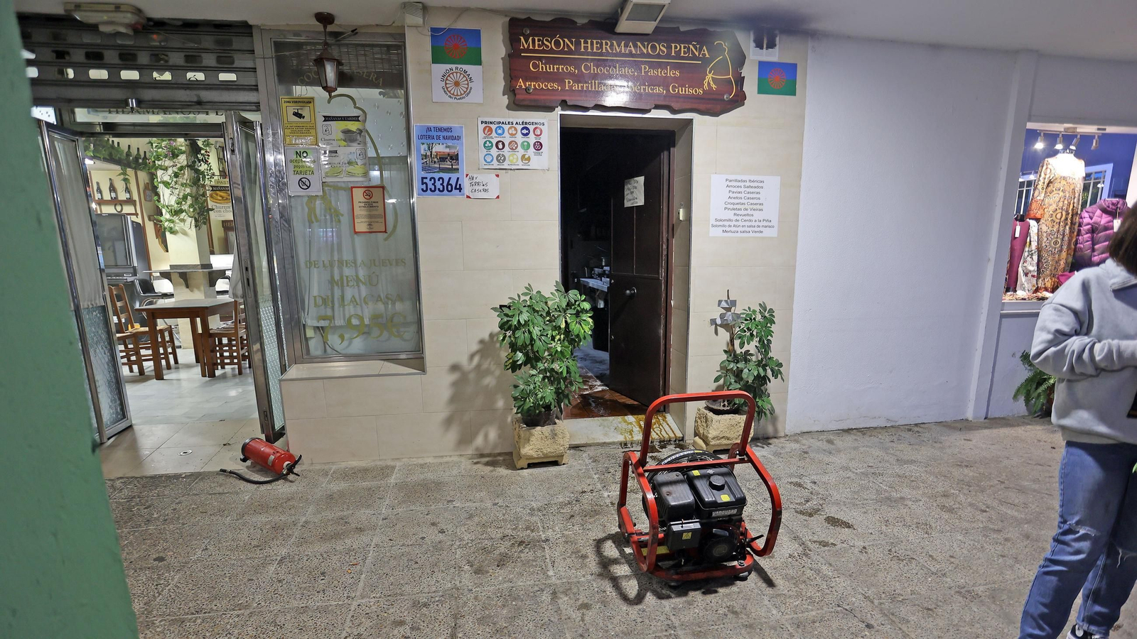 La máquina extractora de humos de los bomberos, delante del establecimiento.