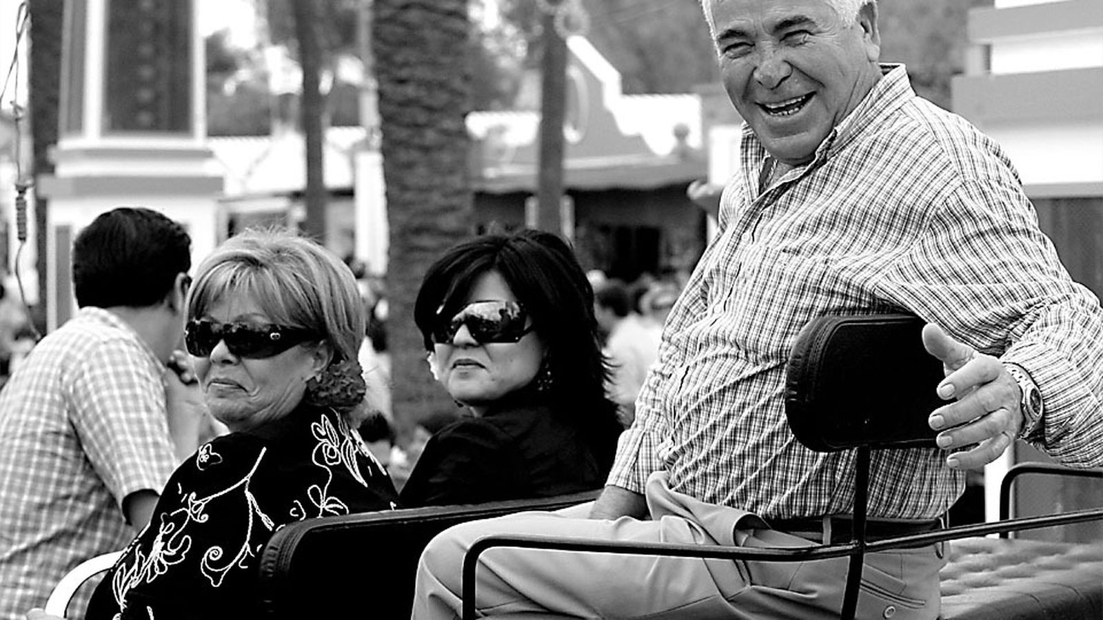 Paseando por la Feria con su esposa y una de sus tres hijas.