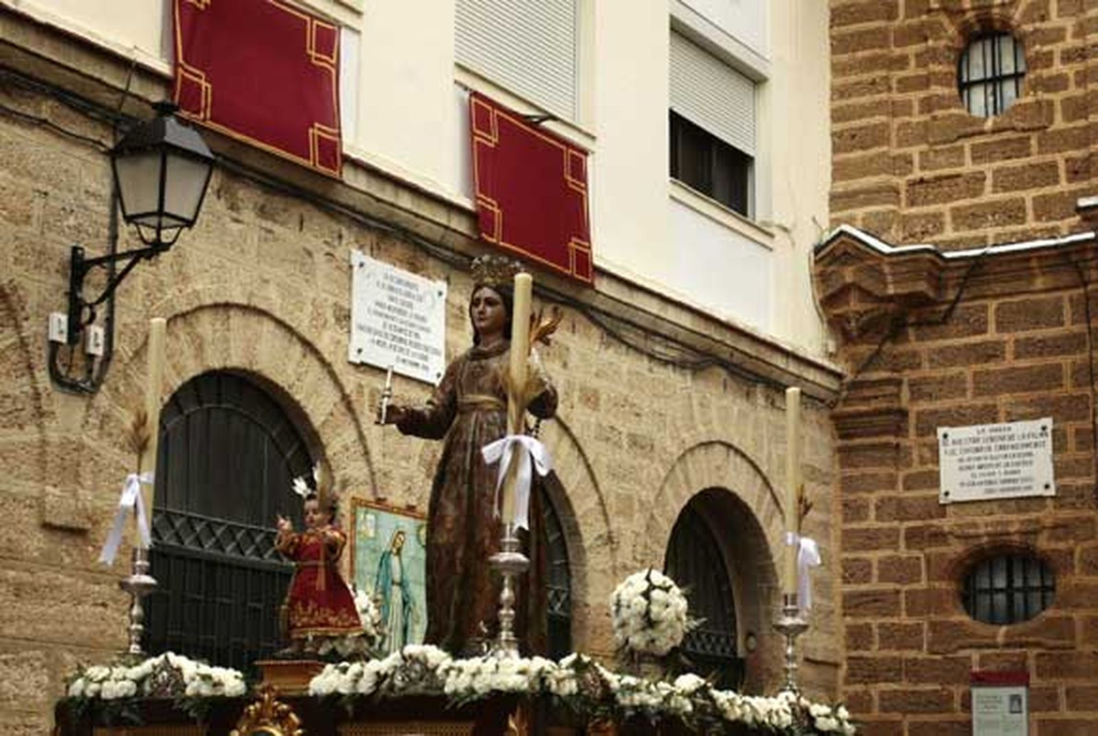 El Mentidero, Santa María y La Viña vivieron sus procesiones eucarísticas este fin de semana./ Fotos: Almudena Torres

Foto: Almudena Torres