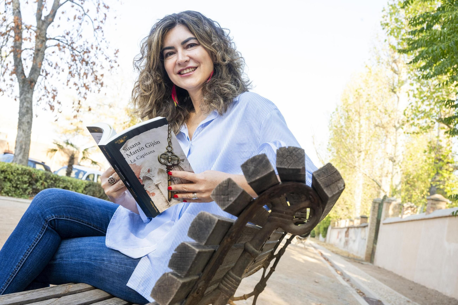 Susana Martín Gijón posa con su nueva novela en Granada.