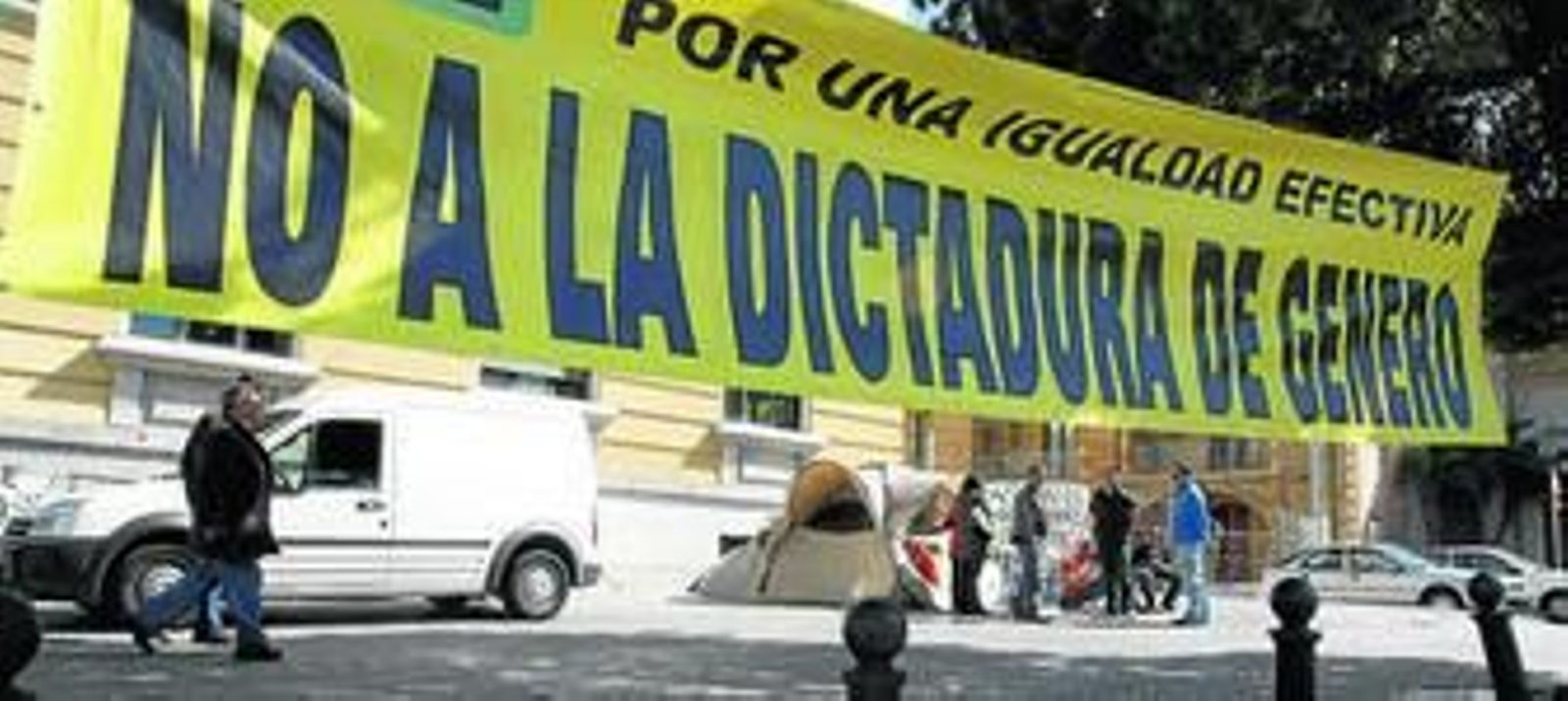 La pancarta de FADIE que aún mantienen a las puertas de la Audiencia Provincial de Cádiz donde realizan su protesta y la huelga de hambre.