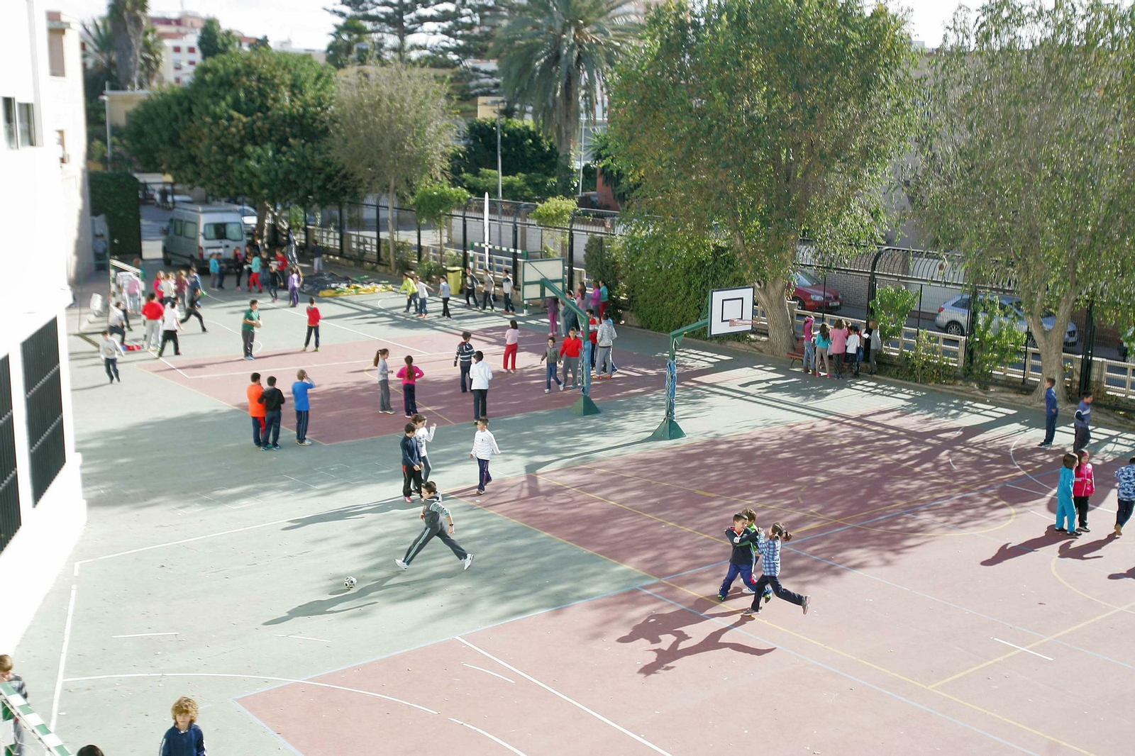 Unos niños juegan durante el recreo.