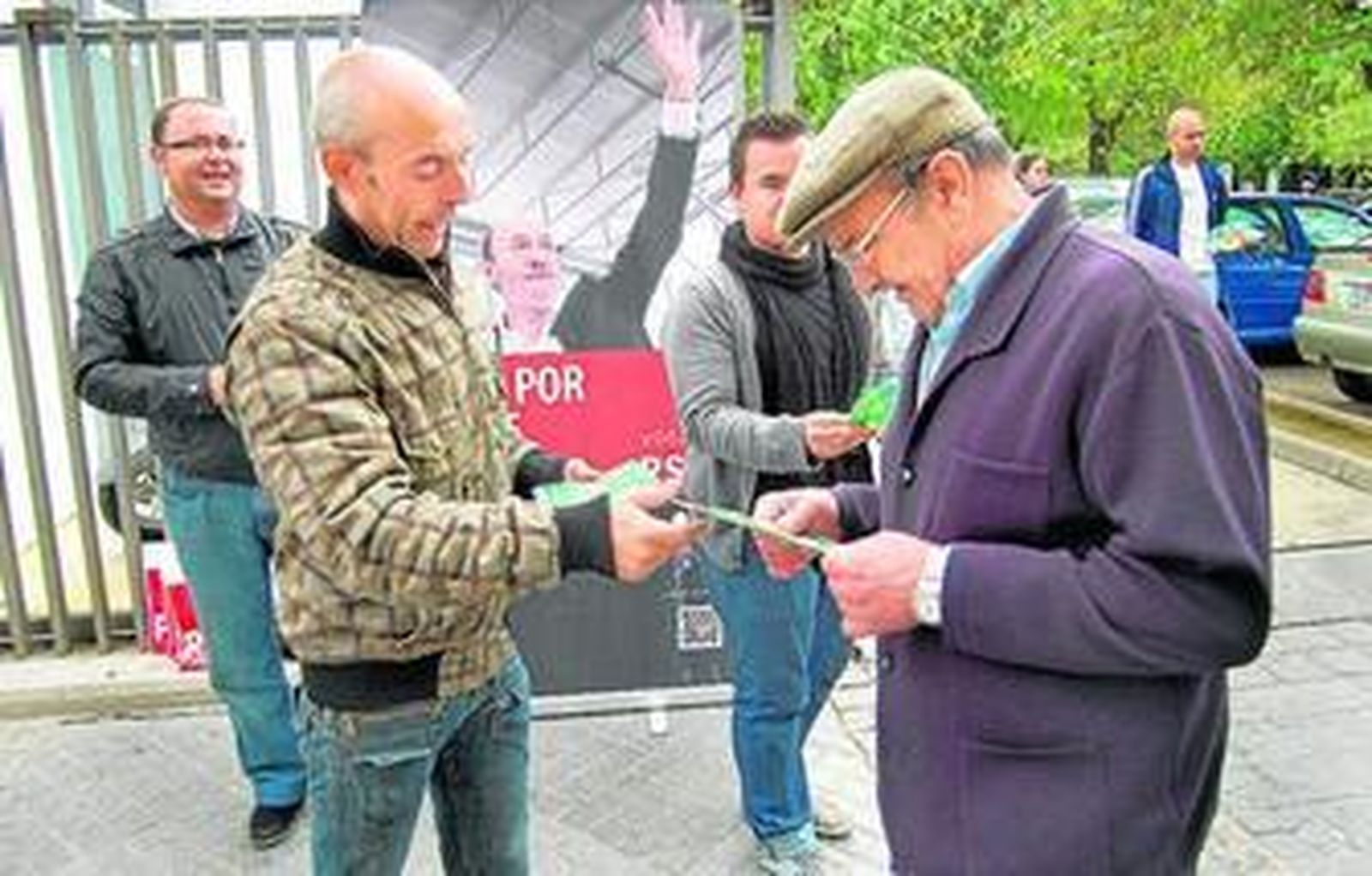 El candidato del PSOE al Congreso Antonio Hurtado reparte propaganda electoral.