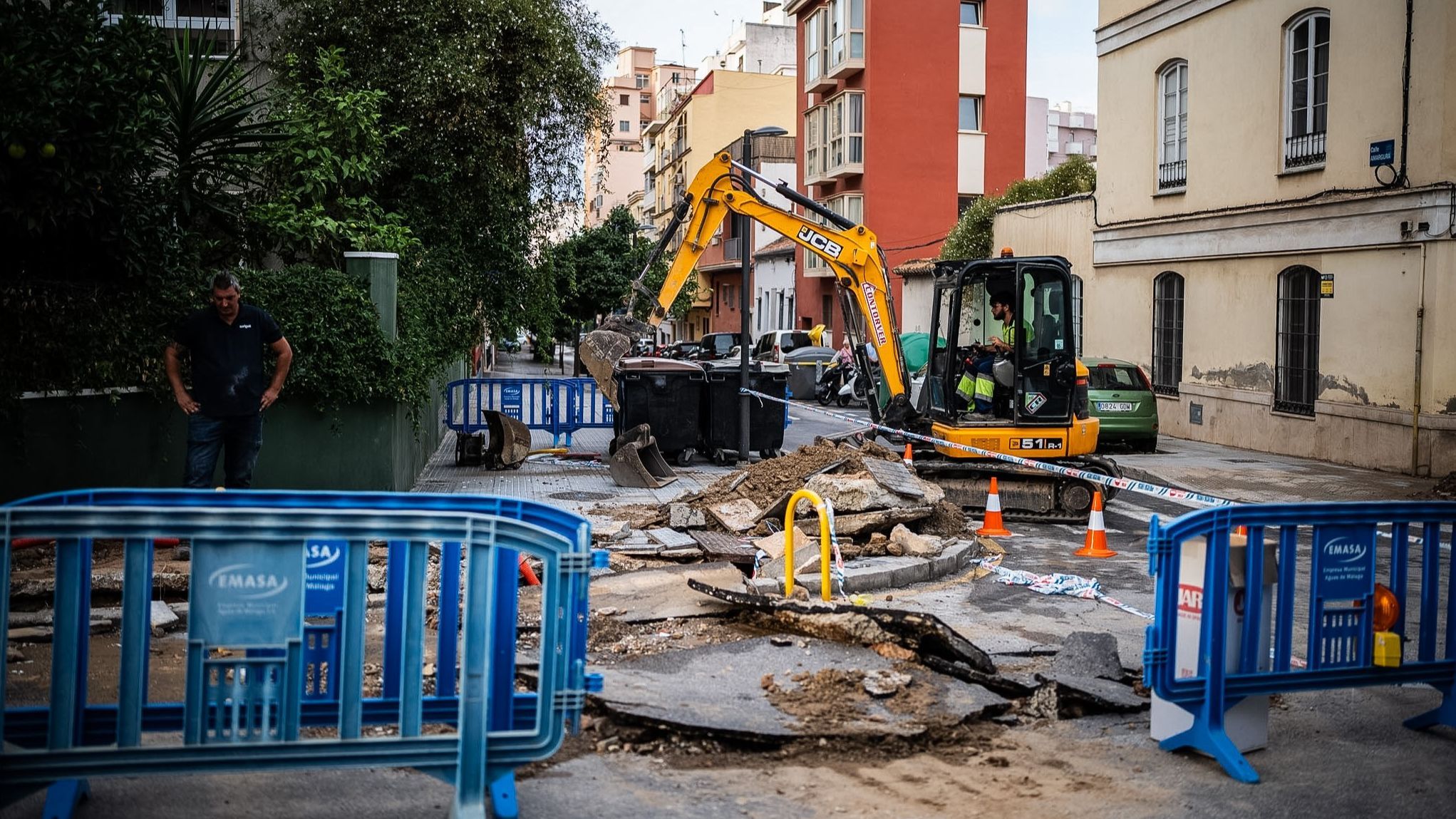 La tubería rota en la zona de la calle Victoria de Málaga obliga a desvíos: la reparación tardará un ...
