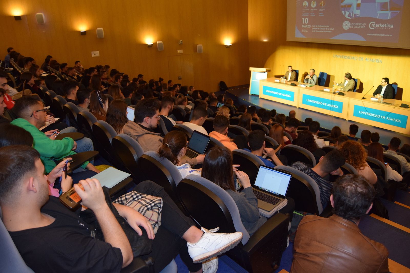 Confrerencia sobre marketing en la UAL.