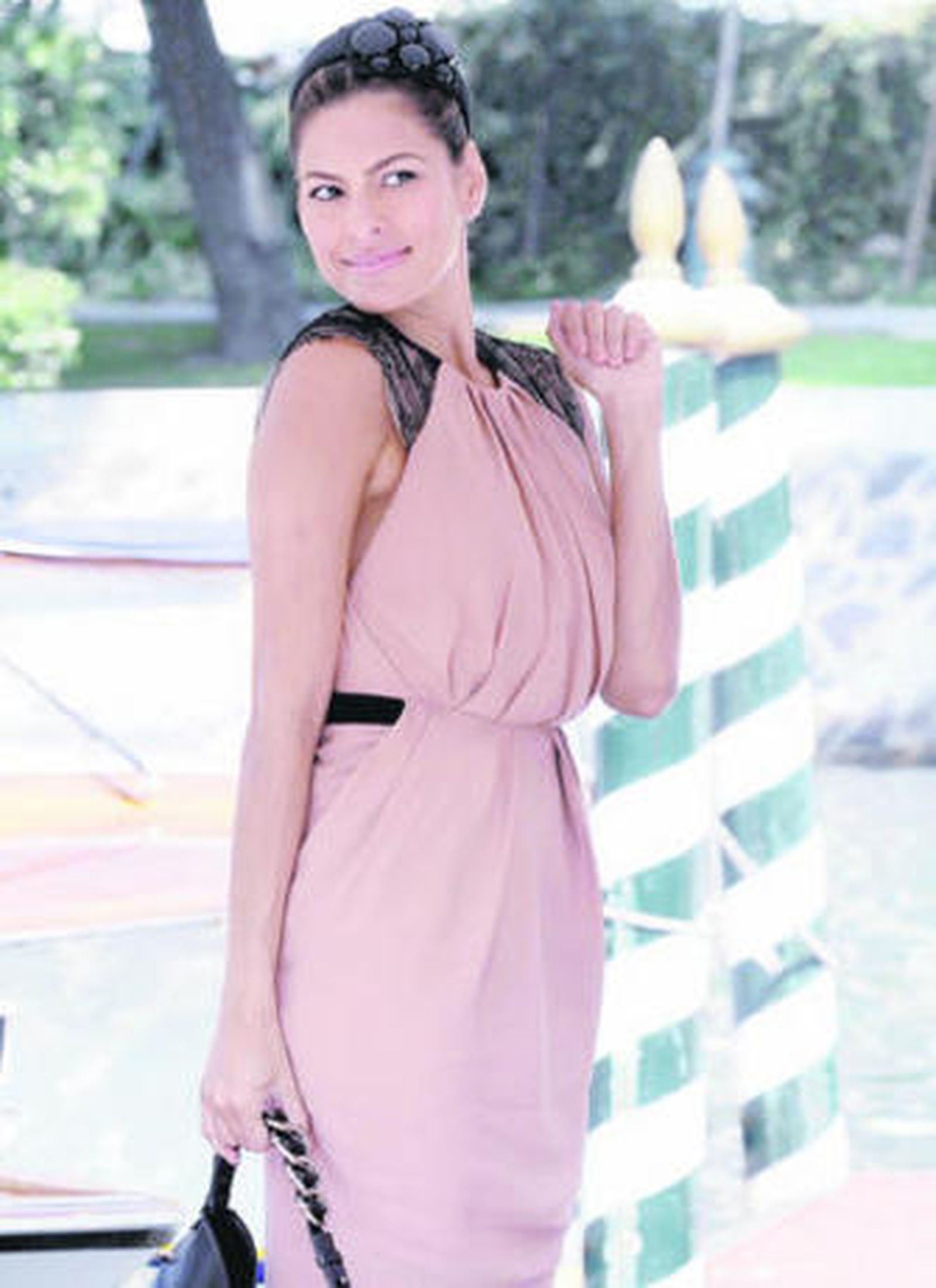 La actriz Eva Mendes posa durante su llegada al Festival.