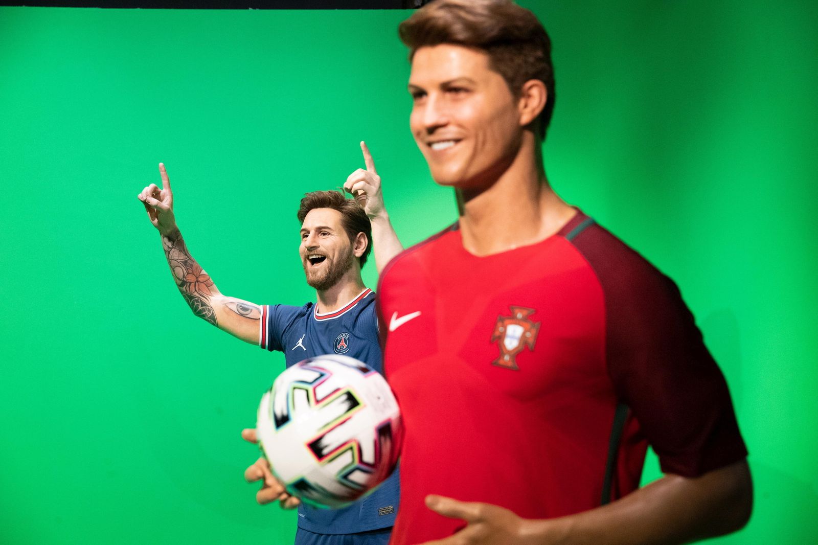 Cristiano Ronaldo y al fondo Messi en el Museo de Cera de París