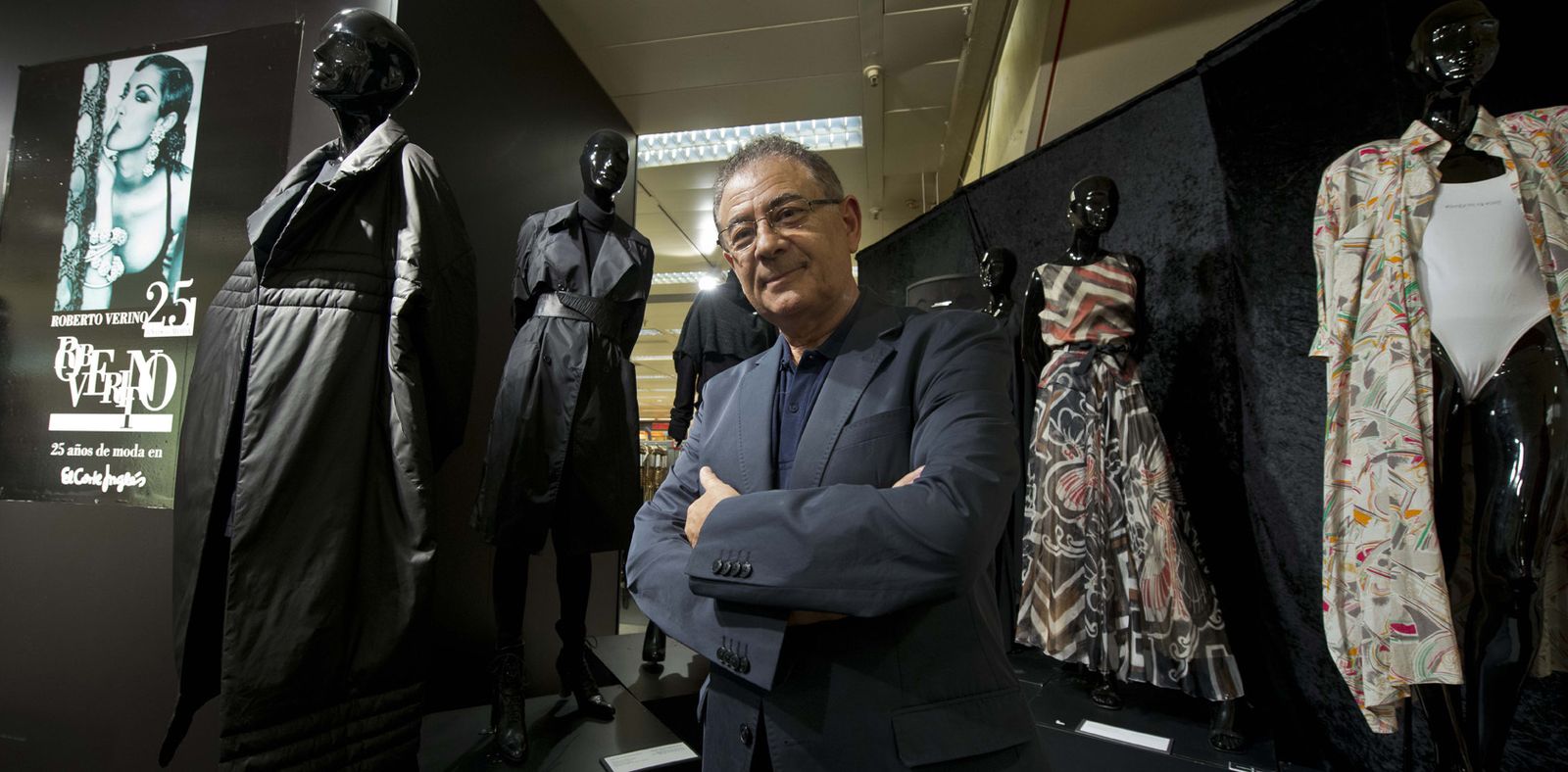 El diseñador de Orense, en la exposición con motivo de sus 25 años en la moda.