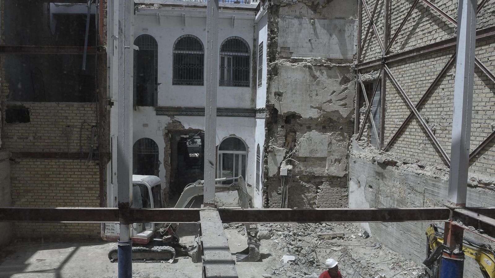 Otra perspectiva de los derribos en la Plaza de San Francisco y Álvarez Quintero