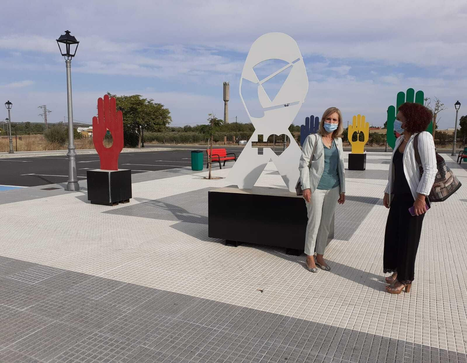 Manuela Parralo junto a María Eugenia Limón en San Bartolomé de la Torre.