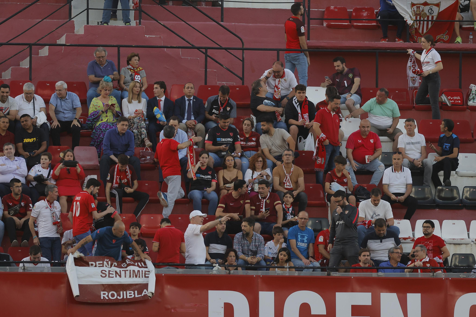 Búscate en las fotos del Sevilla -Villarreal