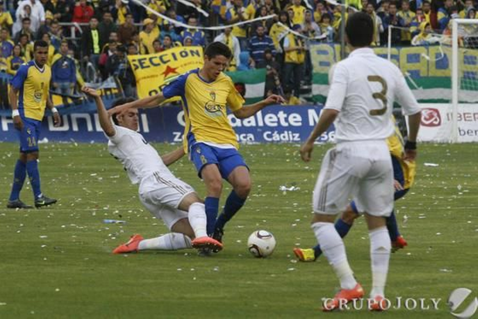Morata se tira al suelo ante Héctor Yuste. 

Foto: Lourdes de Vicente - Joaquin Pino