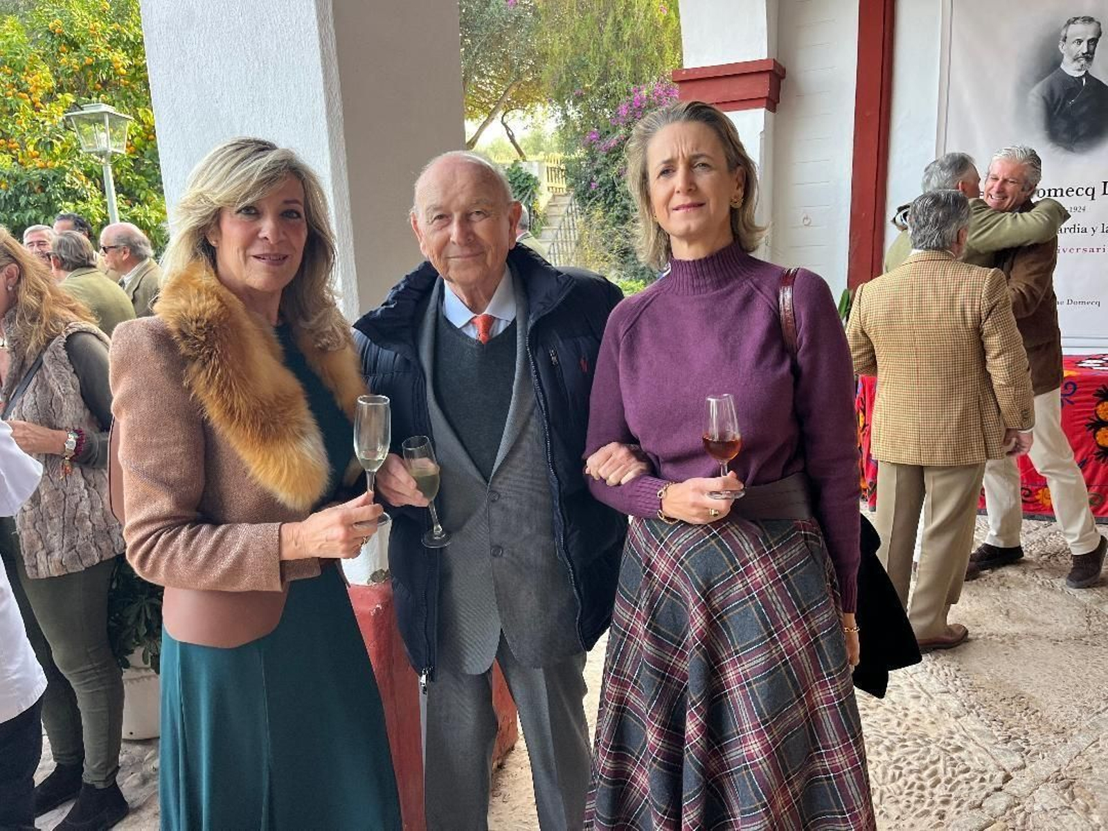 Silvia Díez, Álvaro Domecq y Reyes Domecq, durante el cóctel en la finca ‘La Carreña’. Silvia Díez, Álvaro Domecq y Reyes Domecq, durante el cóctel en la finca ‘La Carreña’.