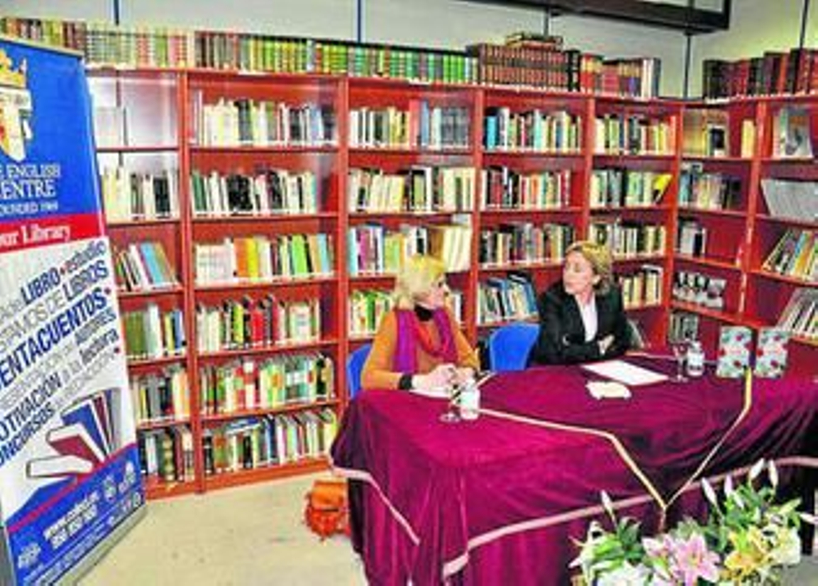 Laura Lachéroy, esposa de Carlos Edmundo de Ory, junto a la bibliotecaria del centro, Concha Díaz. Laura Lachéroy, esposa de Carlos Edmundo de Ory, junto a la bibliotecaria del centro, Concha Díaz.
